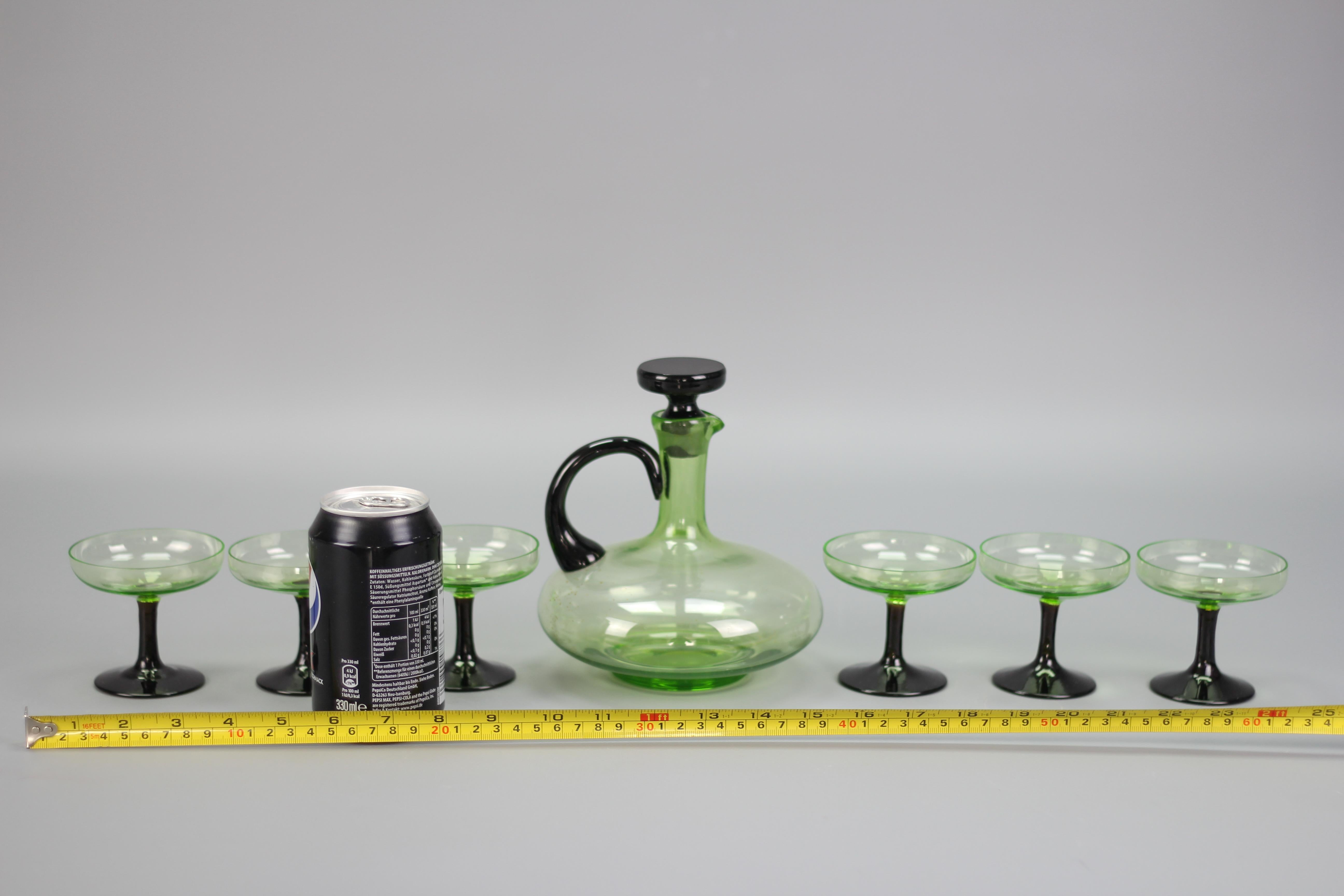 Mid-Century Modern Set of Green and Black Glass Decanter and Six Glasses For Sale 10