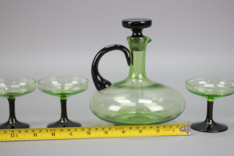 https://a.1stdibscdn.com/mid-century-modern-set-of-green-and-black-glass-decanter-and-six-glasses-for-sale-picture-18/f_42681/f_372813621701180367804/green_black_glass_decanter_glasses_set_18_master.jpg?width=768
