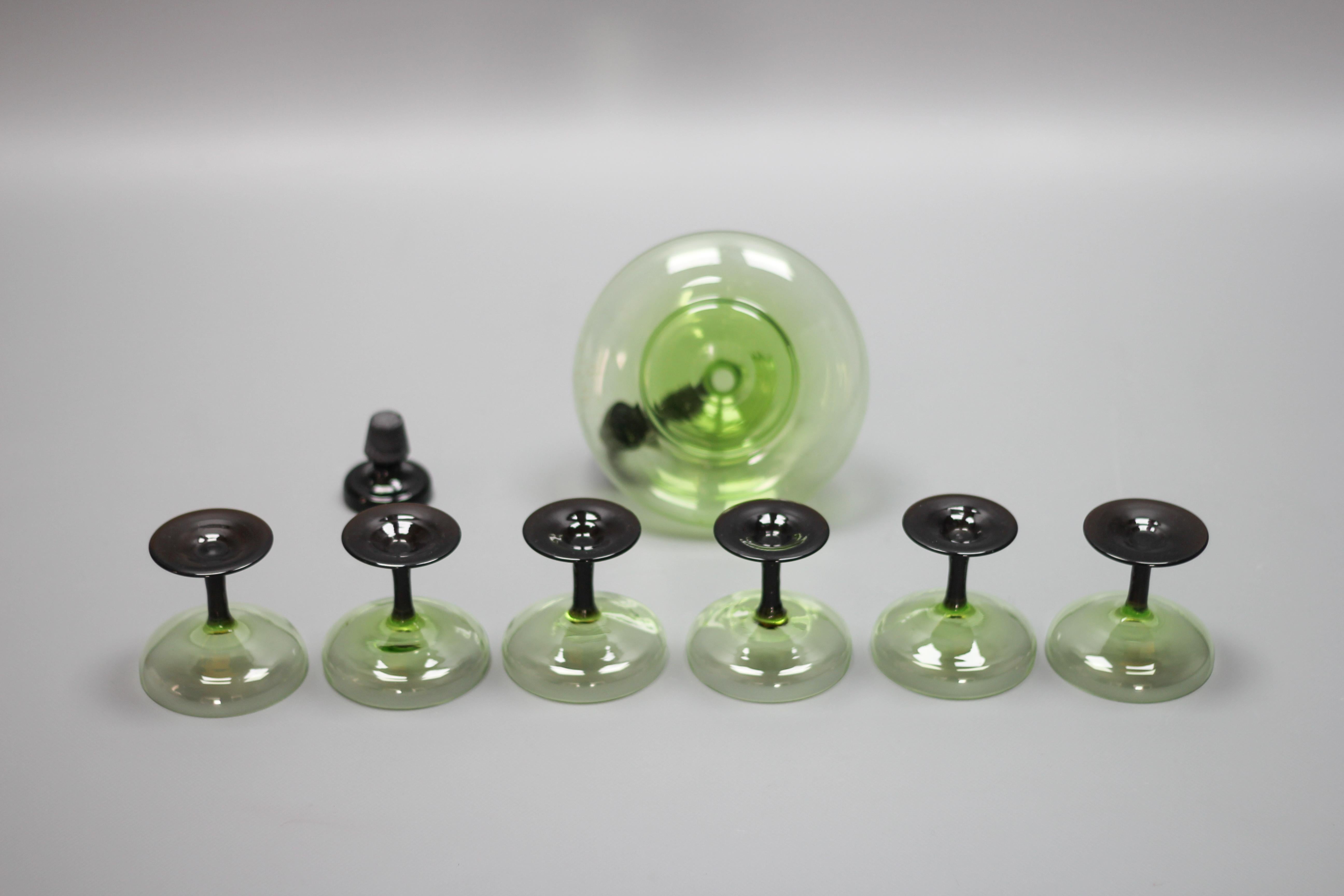 Mid-Century Modern Set of Green and Black Glass Decanter and Six Glasses For Sale 15