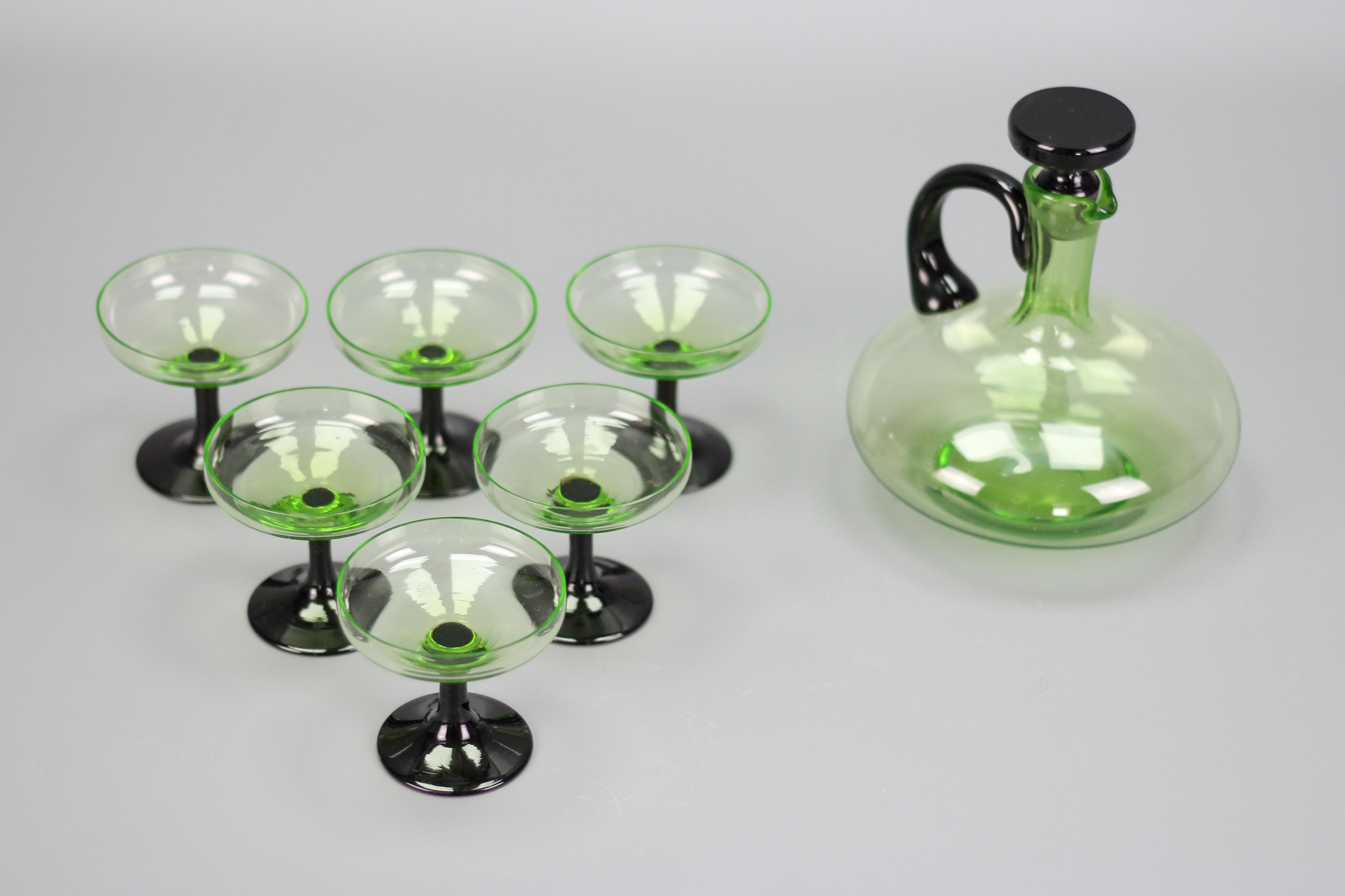 Mid-Century Modern Set of Green and Black Glass Decanter and Six Glasses In Good Condition For Sale In Barntrup, DE