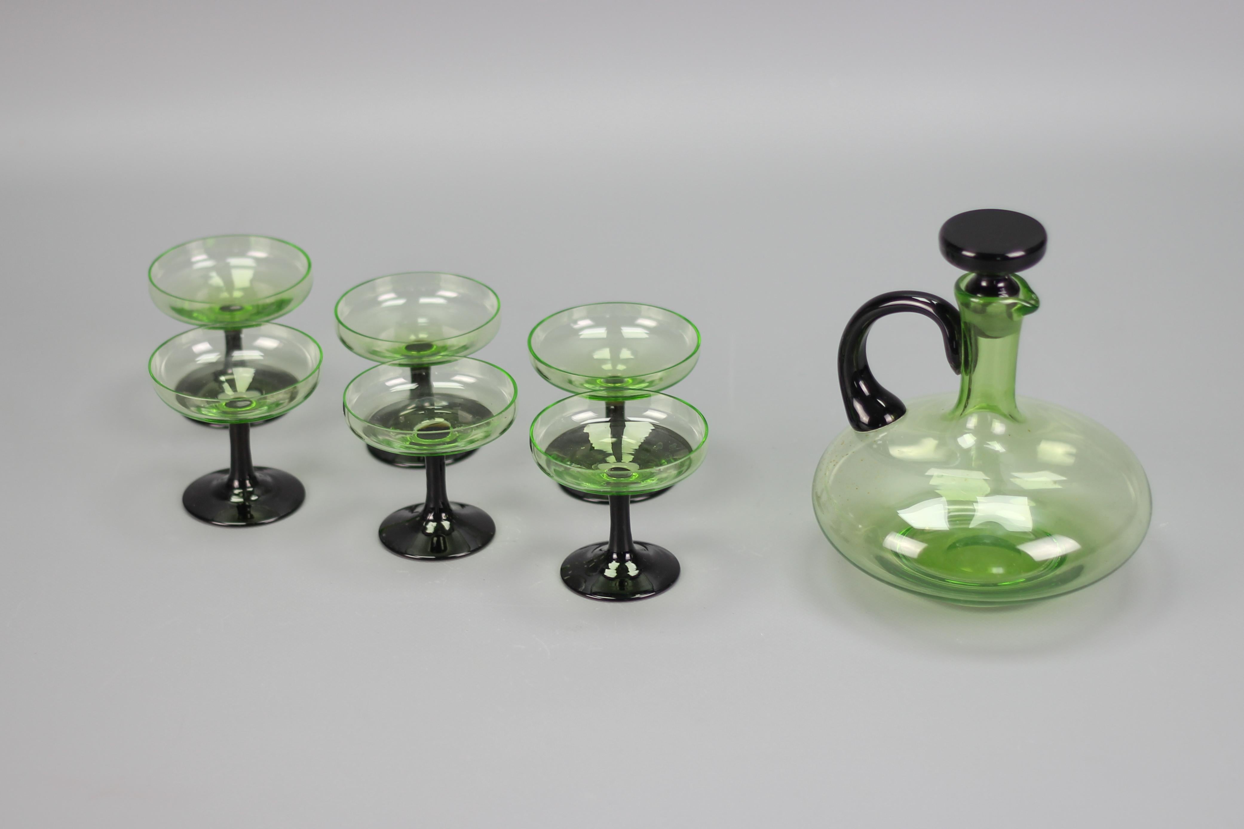 Mid-20th Century Mid-Century Modern Set of Green and Black Glass Decanter and Six Glasses For Sale