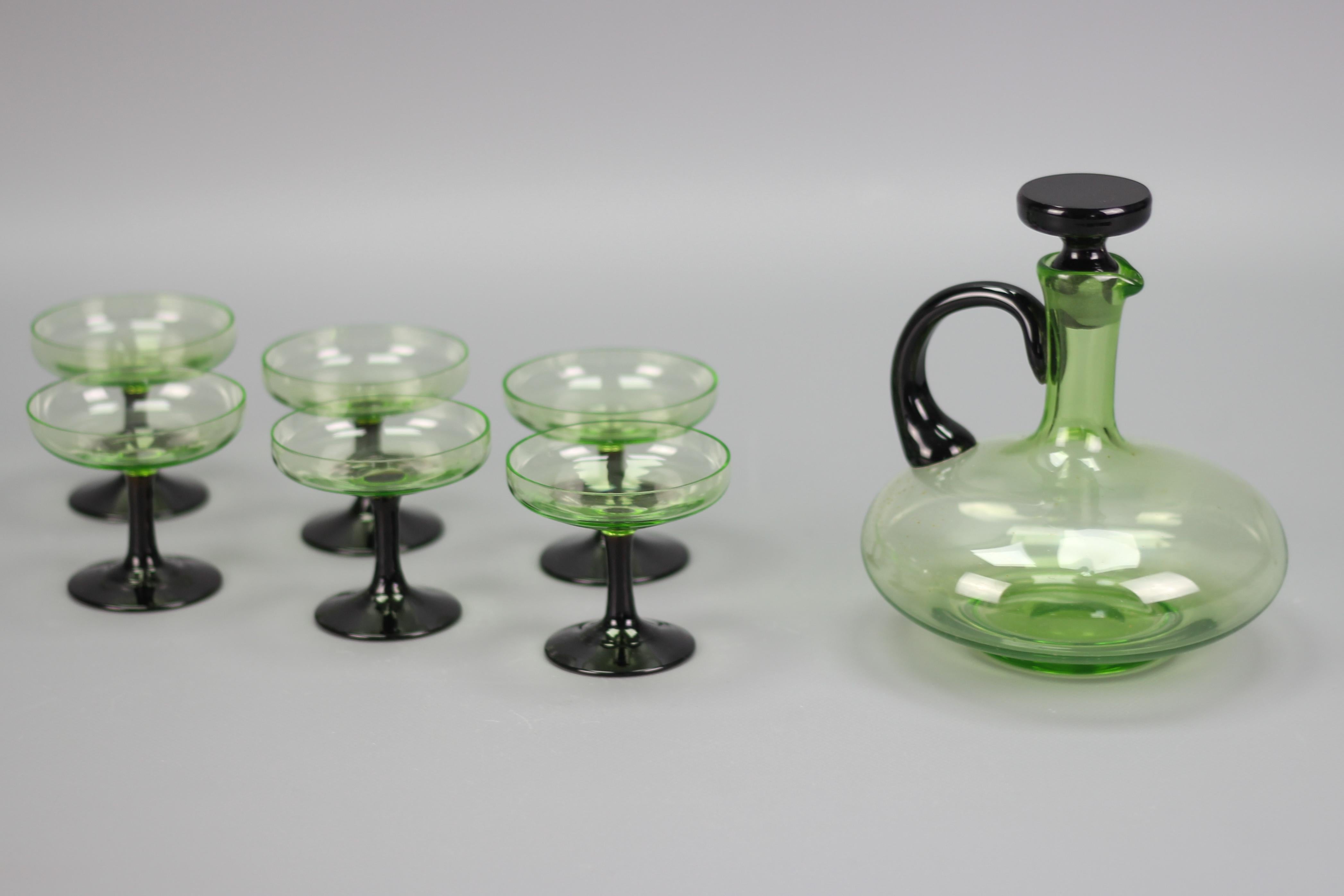 Mid-Century Modern Set of Green and Black Glass Decanter and Six Glasses For Sale 1