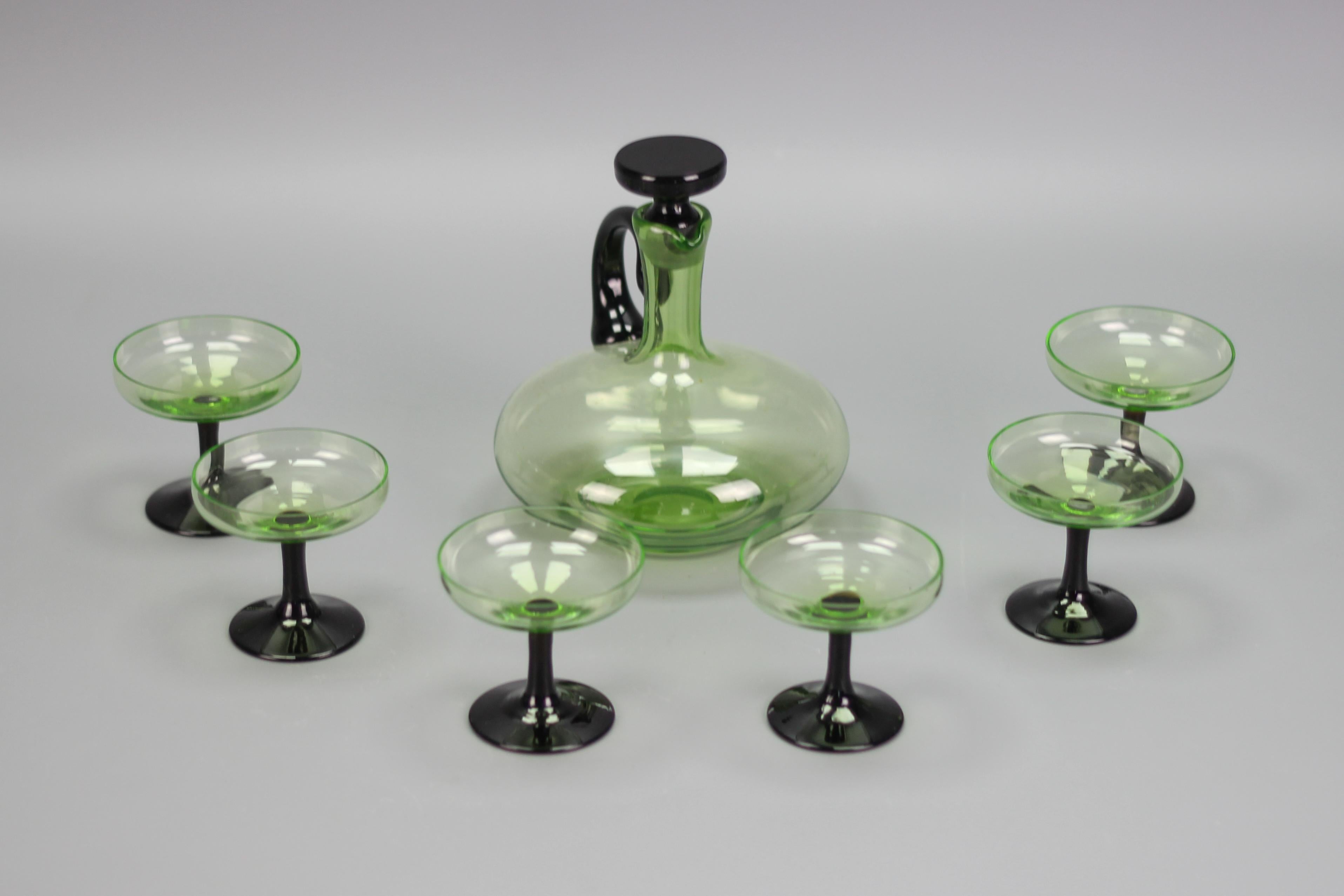 Mid-Century Modern Set of Green and Black Glass Decanter and Six Glasses For Sale 4