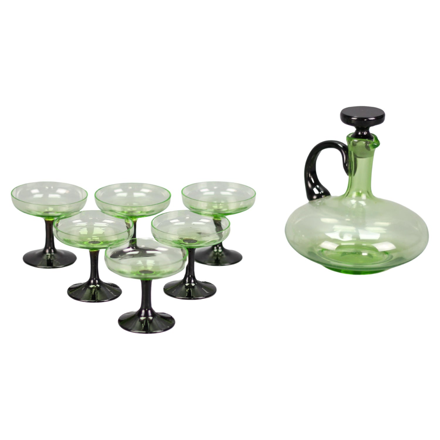 https://a.1stdibscdn.com/mid-century-modern-set-of-green-and-black-glass-decanter-and-six-glasses-for-sale/f_42681/f_372813621701179356971/f_37281362_1701179358103_bg_processed.jpg?width=1500