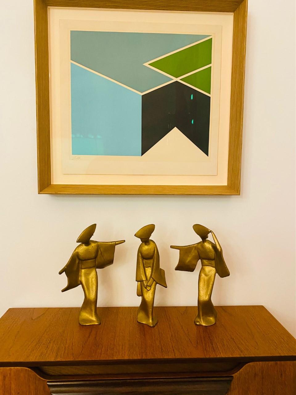 Bel ensemble de 3 danseuses en bronze. Ce groupe de trois grandes figurines présente des lignes gracieuses et une belle finition dorée et patinée. Vers 1970. Ces figures abstraites à la patine dorée bariolée représentent des danseuses japonaises Awa