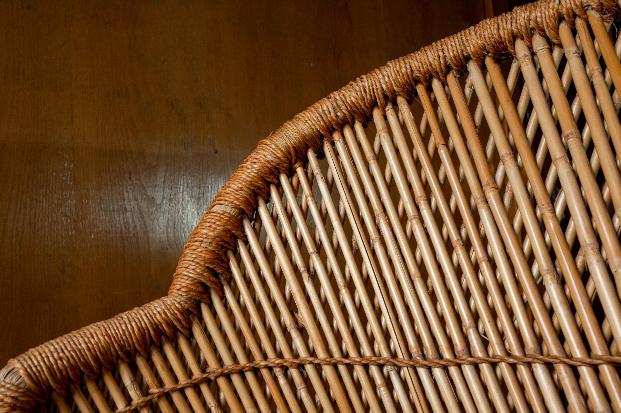 Ensemble de chaises d'extérieur et tables d'appoint en osier de style moderne du milieu du siècle, années 60 en vente 1