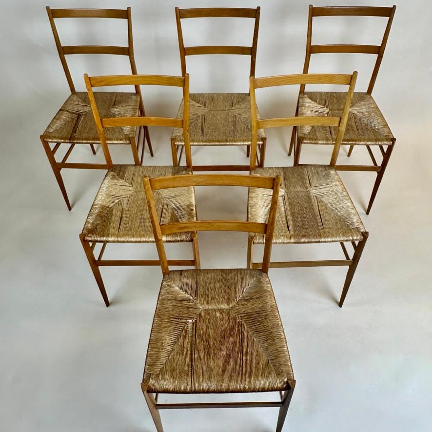 Nous sommes ravis d'offrir ce superbe ensemble historique de six chaises Superleggera en bois de frêne 699 avec des sièges en corde en très bon état.

Point fort du catalogue de Cassina depuis 1957, la Superleggera représente l'aboutissement parfait