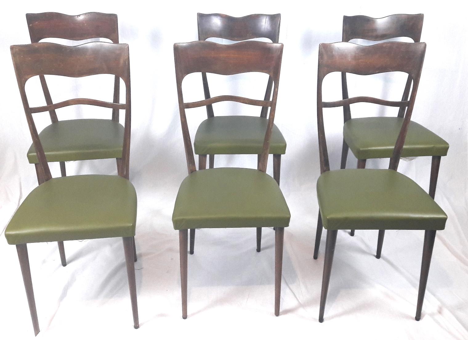 A peculiar wooden high-back set of six dining chairs made in Italy in 1950s.
The structures are in beechwood and the seats features ‘olive’ green original skai upholstery.
The items are in good conditions, no structural issues, upholstery in very