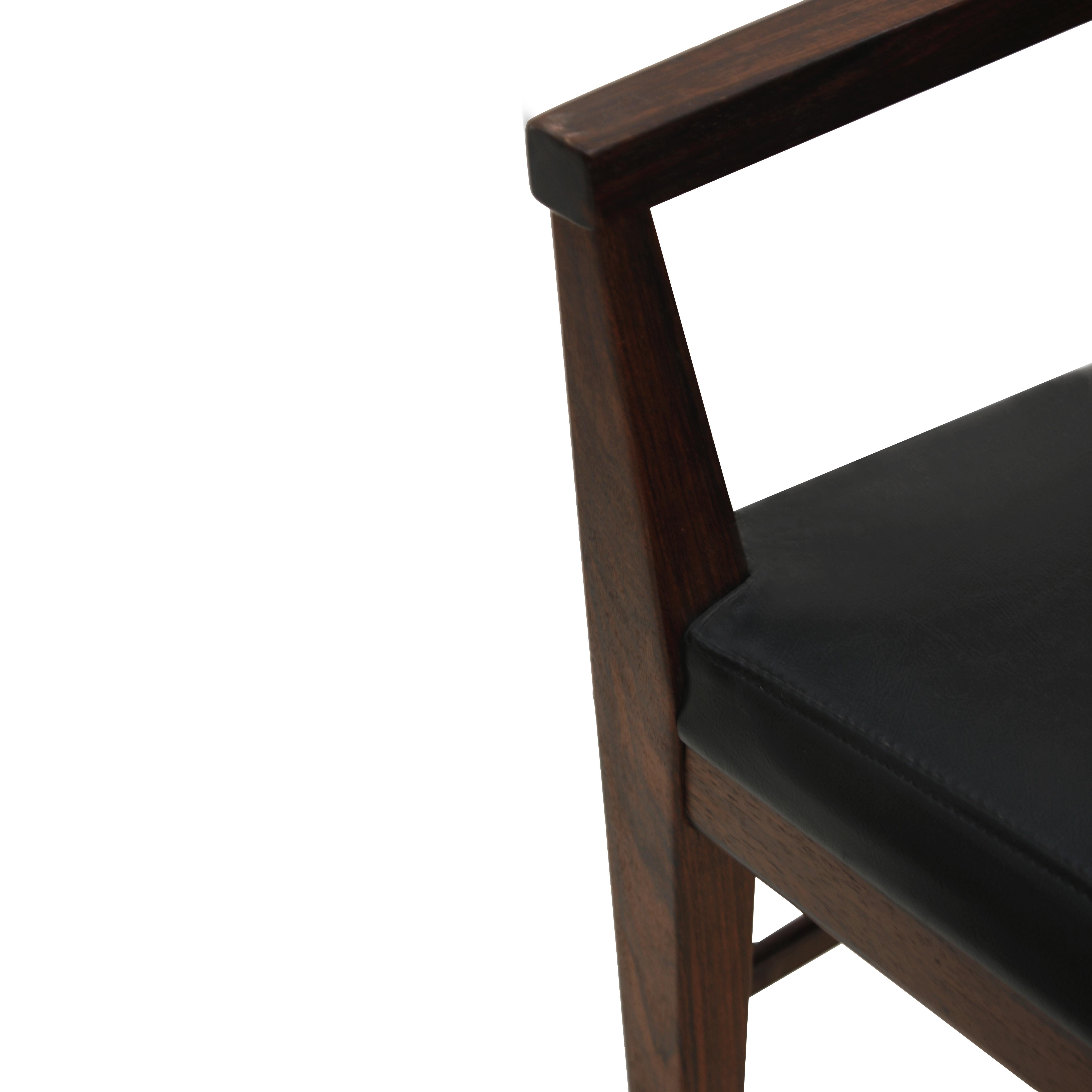 Milieu du XXe siècle Arne Vodder Modernity Ensemble de six chaises danoises Dyrlund en cuir, années 1960 en vente