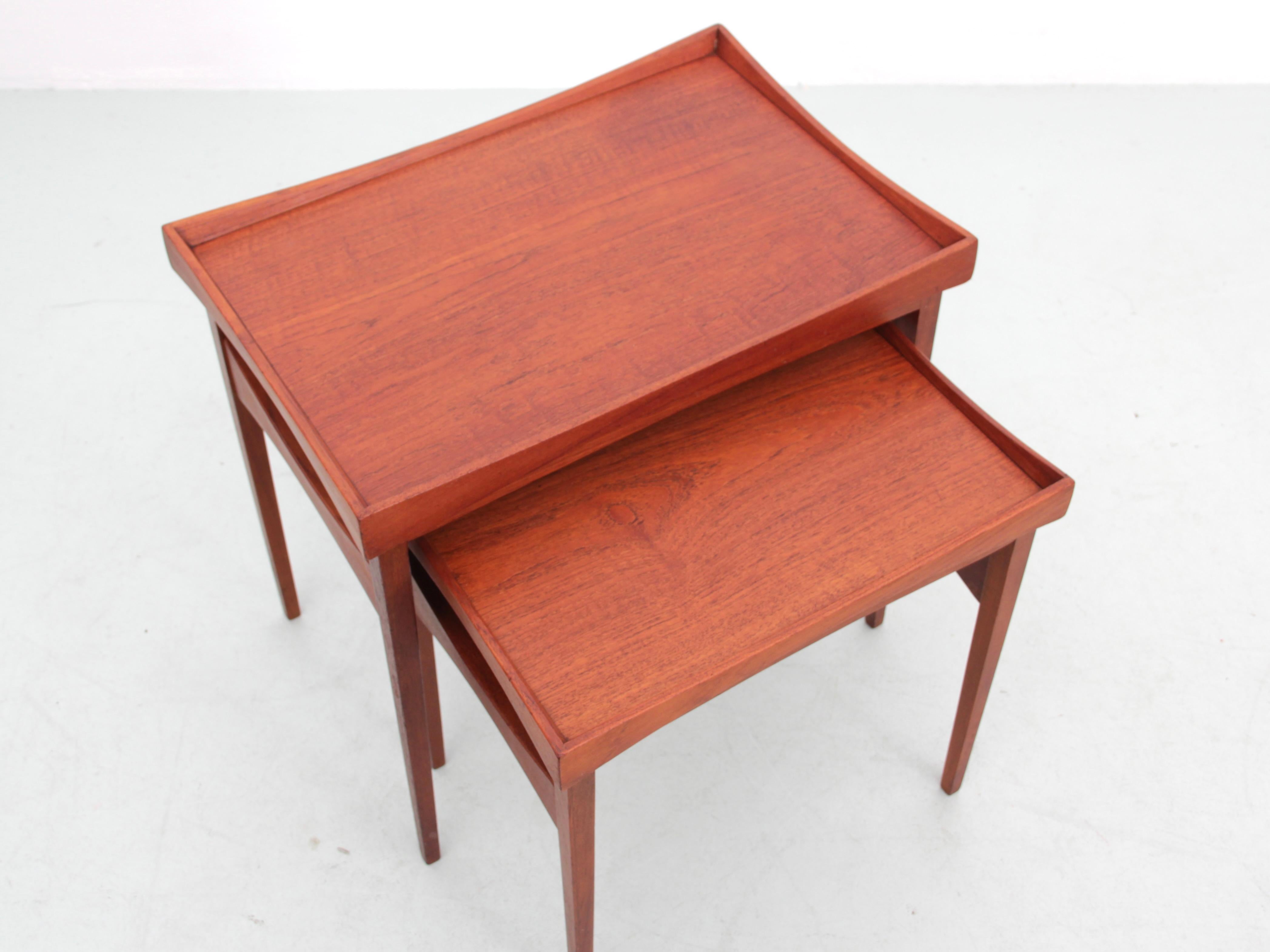 Rare set of 2 Scandinavian teak side tables with removable and reversible tops by Finn Juhl. A top with a black melamine side, and a top with a pale yellow melamine side. Price for the set.


Large table : H 51 cm. D 36 cm. W 54 cm. Small table : H