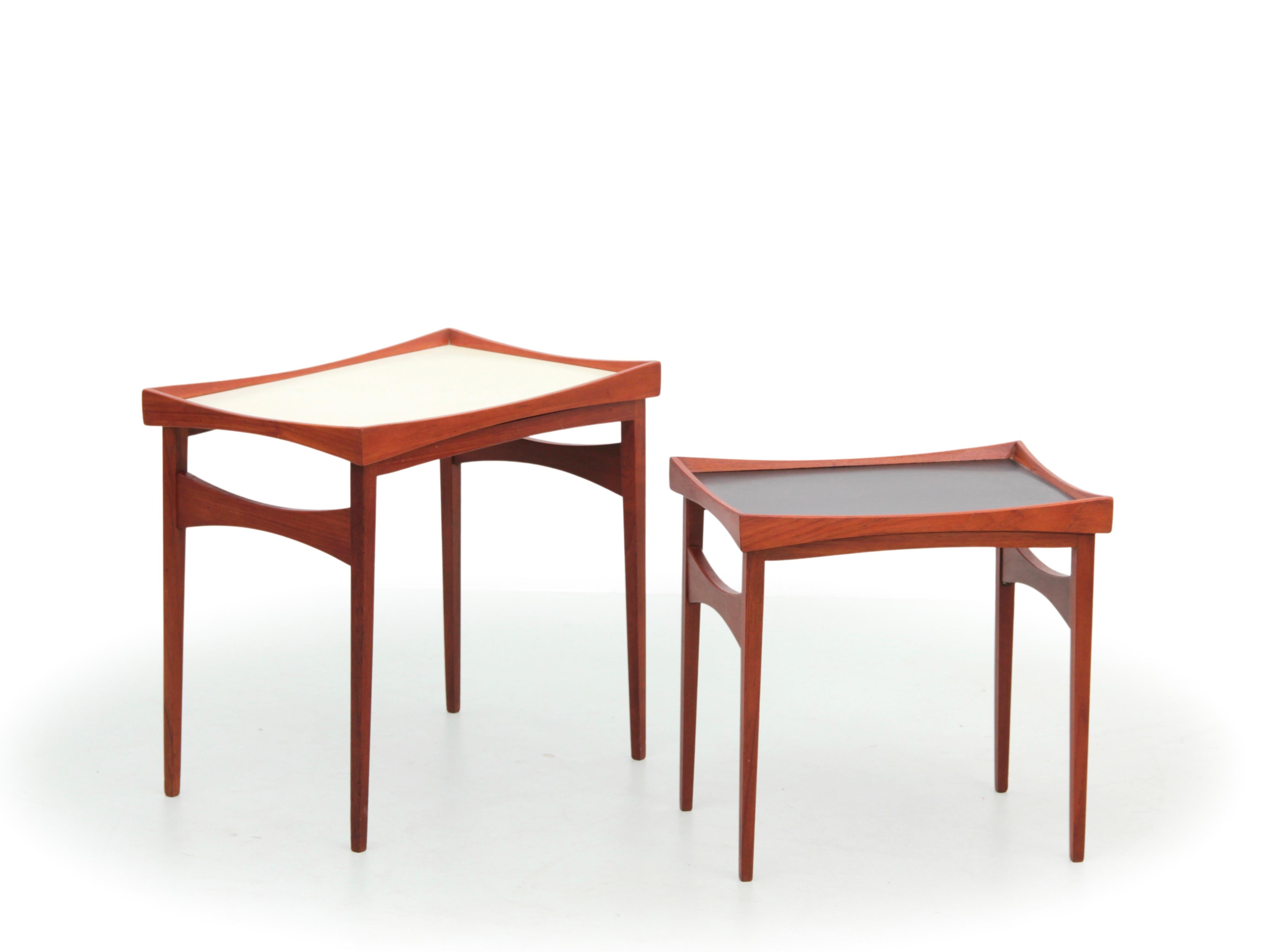 Mid-Century modern set of teak side tables with removable and reversible tray  In Good Condition In Courbevoie, FR