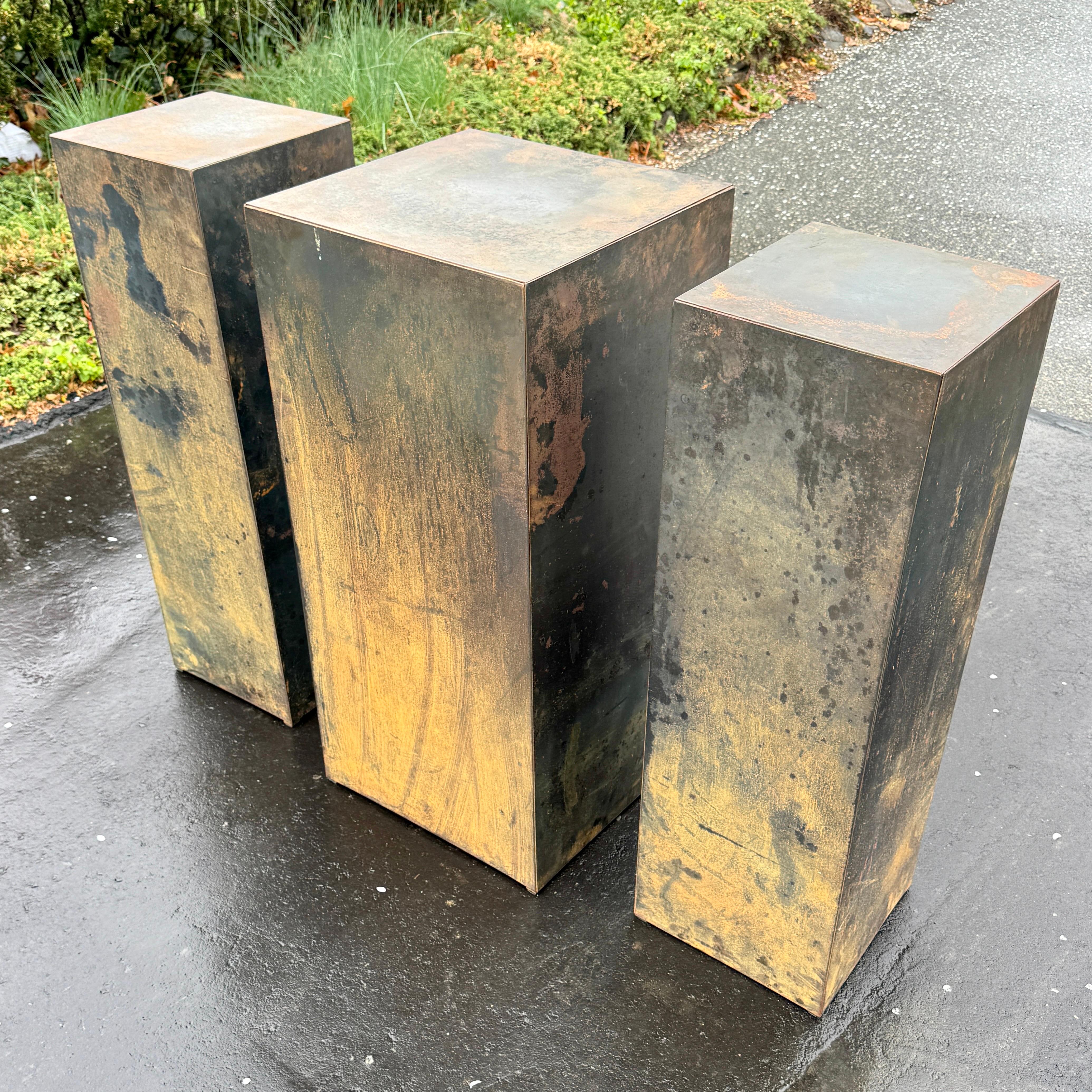 The Modernity Set of Three Metal Pedestals Planters (ensemble de trois jardinières à piédestal en métal) en vente 2