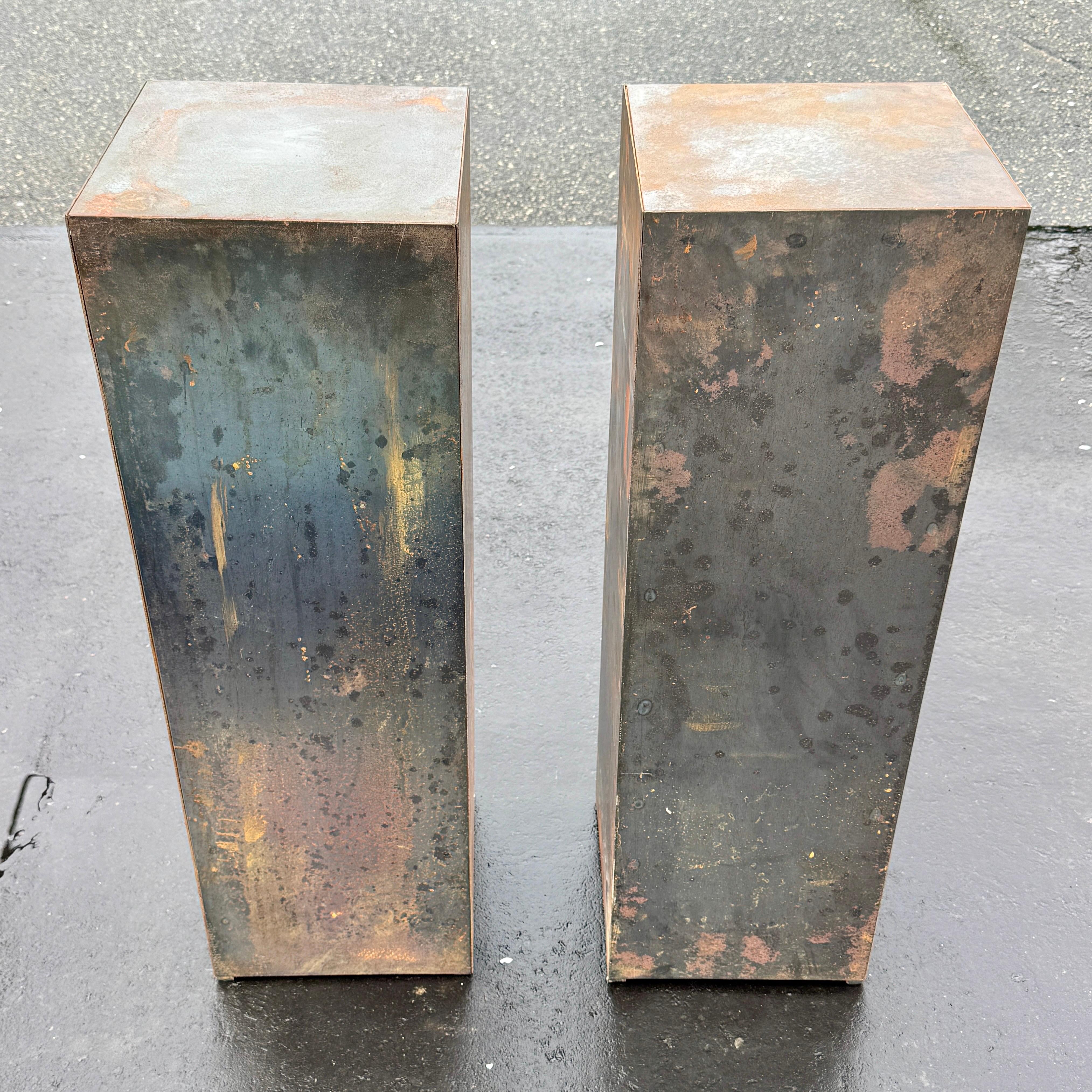 The Modernity Set of Three Metal Pedestals Planters (ensemble de trois jardinières à piédestal en métal) en vente 3