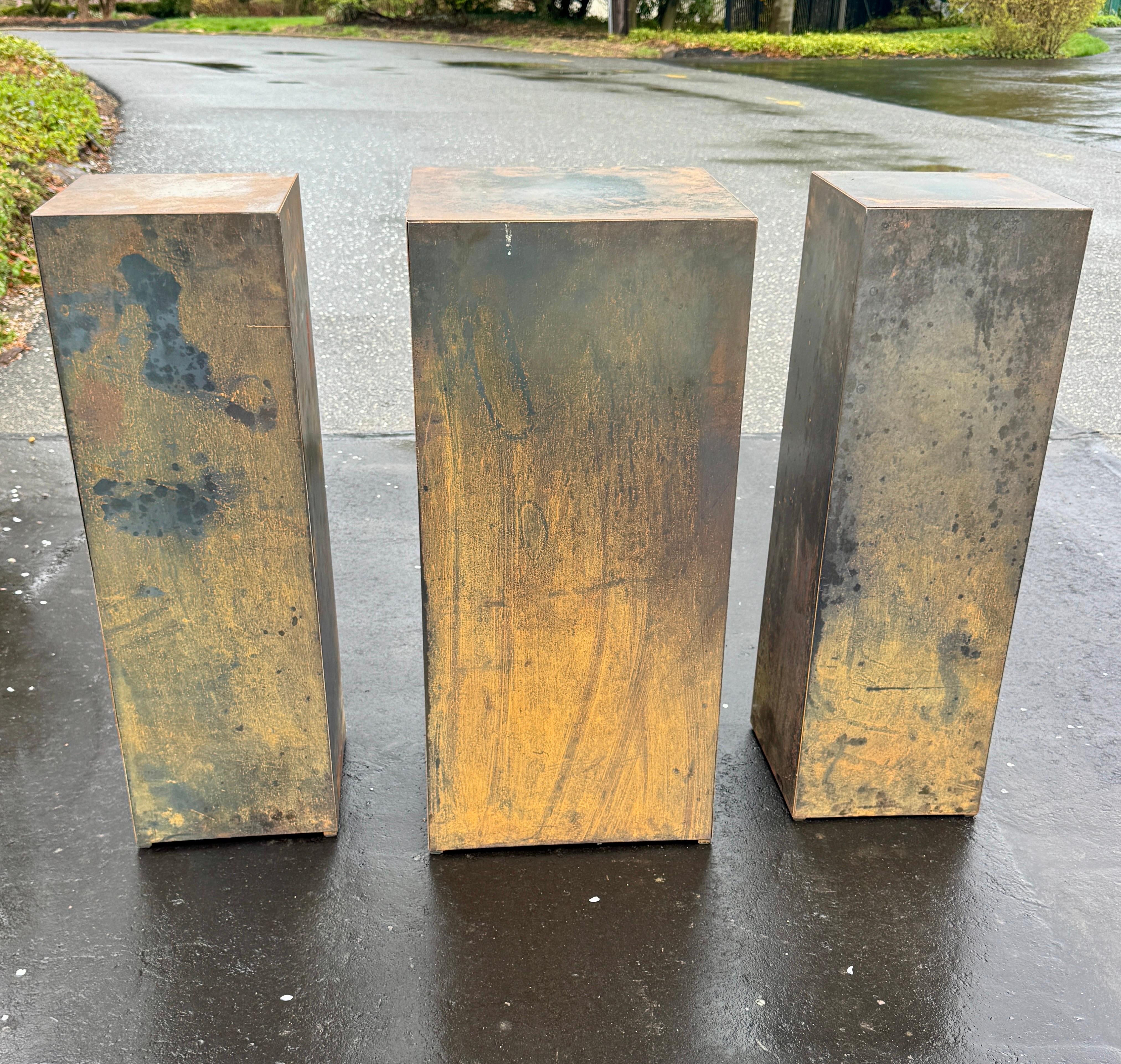 The Modernity Set of Three Metal Pedestals Planters (ensemble de trois jardinières à piédestal en métal) en vente 4