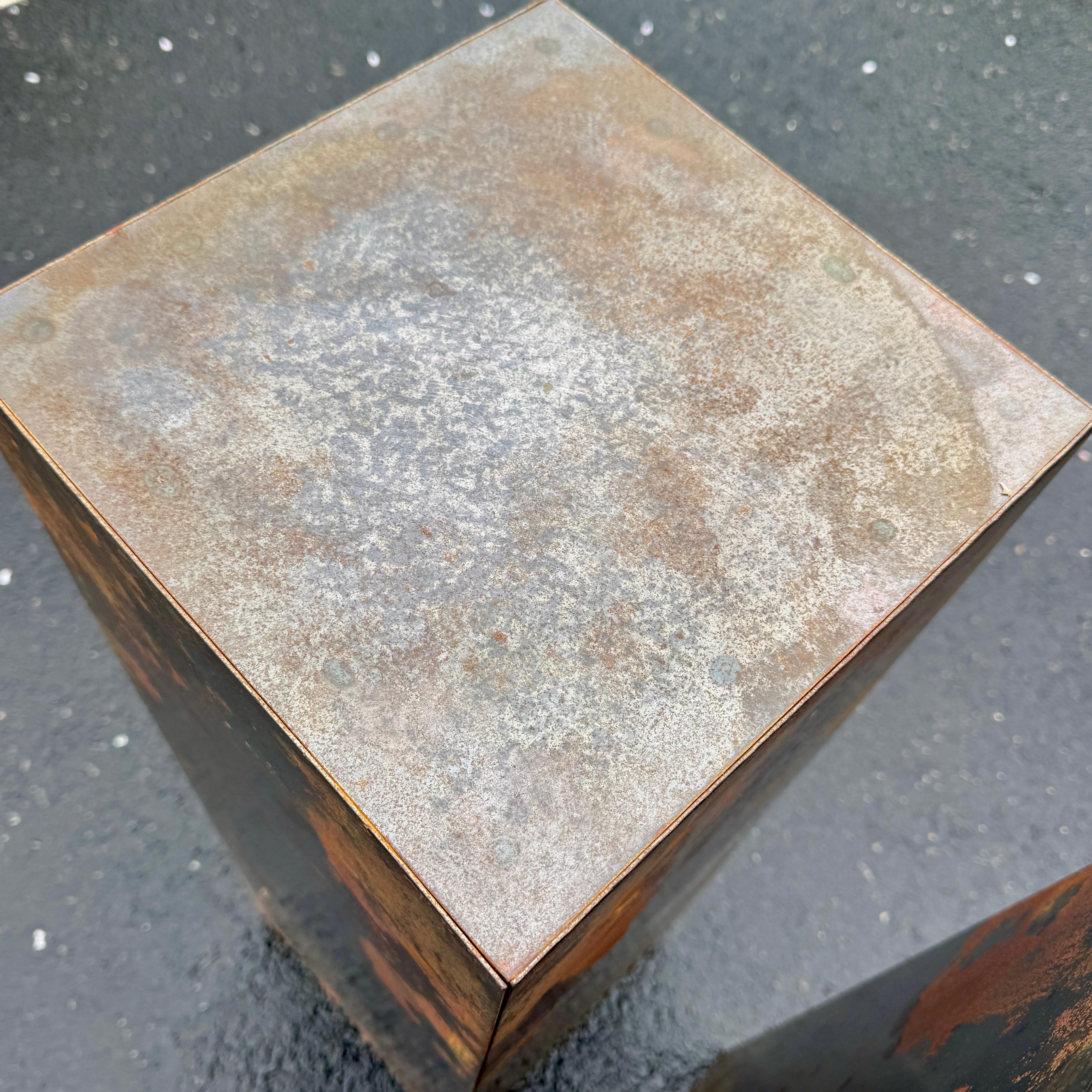 The Modernity Set of Three Metal Pedestals Planters (ensemble de trois jardinières à piédestal en métal) en vente 5