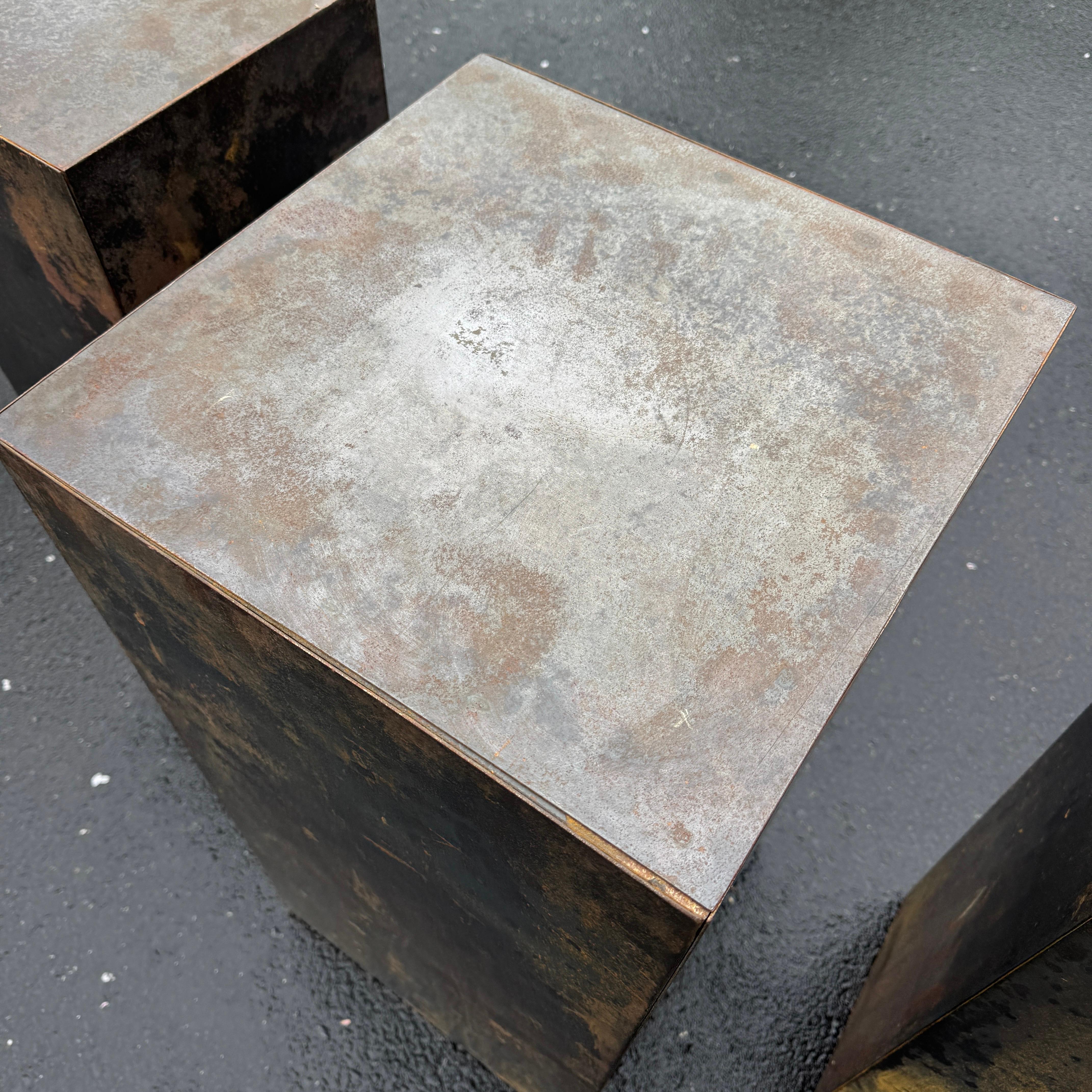 The Modernity Set of Three Metal Pedestals Planters (ensemble de trois jardinières à piédestal en métal) en vente 6