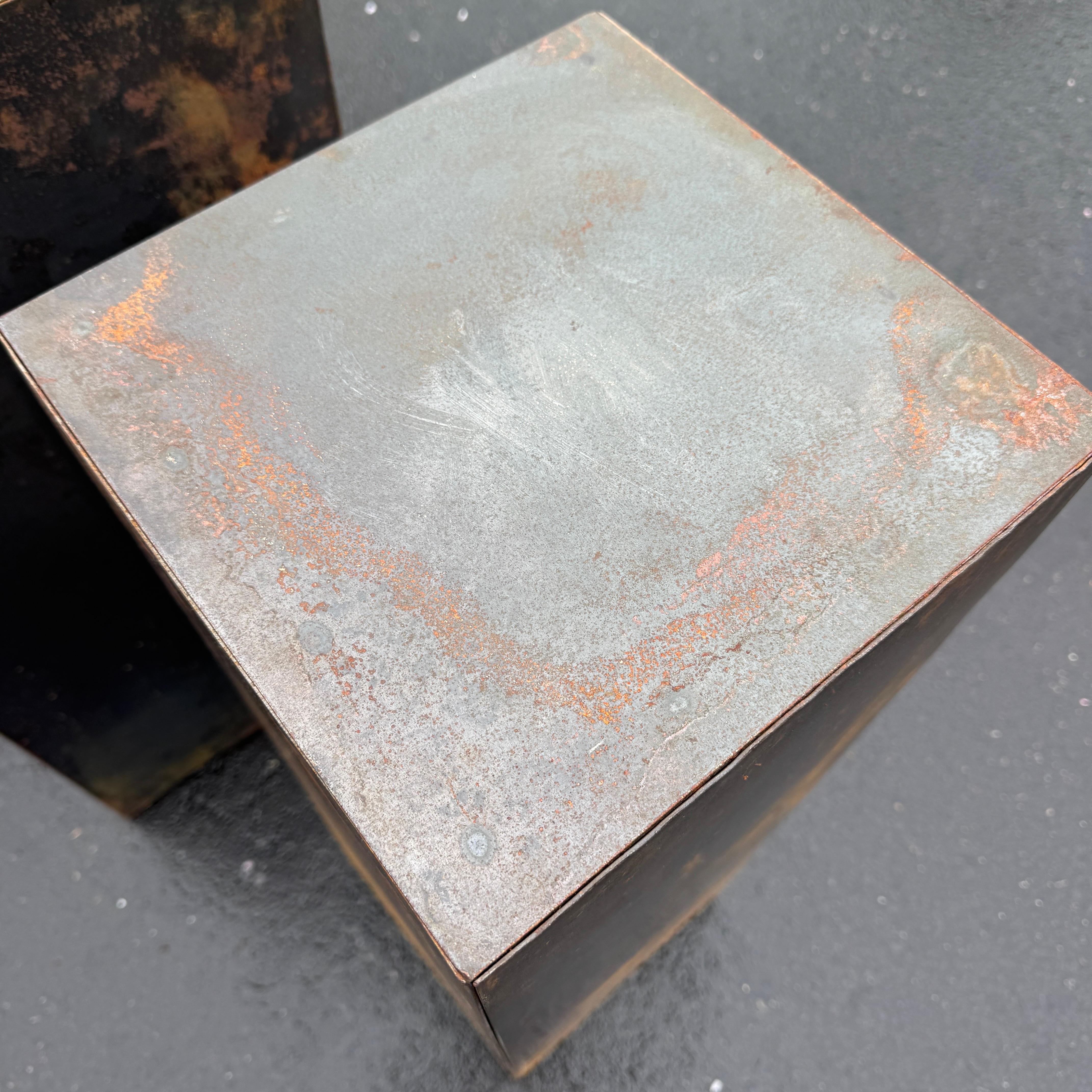 The Modernity Set of Three Metal Pedestals Planters (ensemble de trois jardinières à piédestal en métal) en vente 7