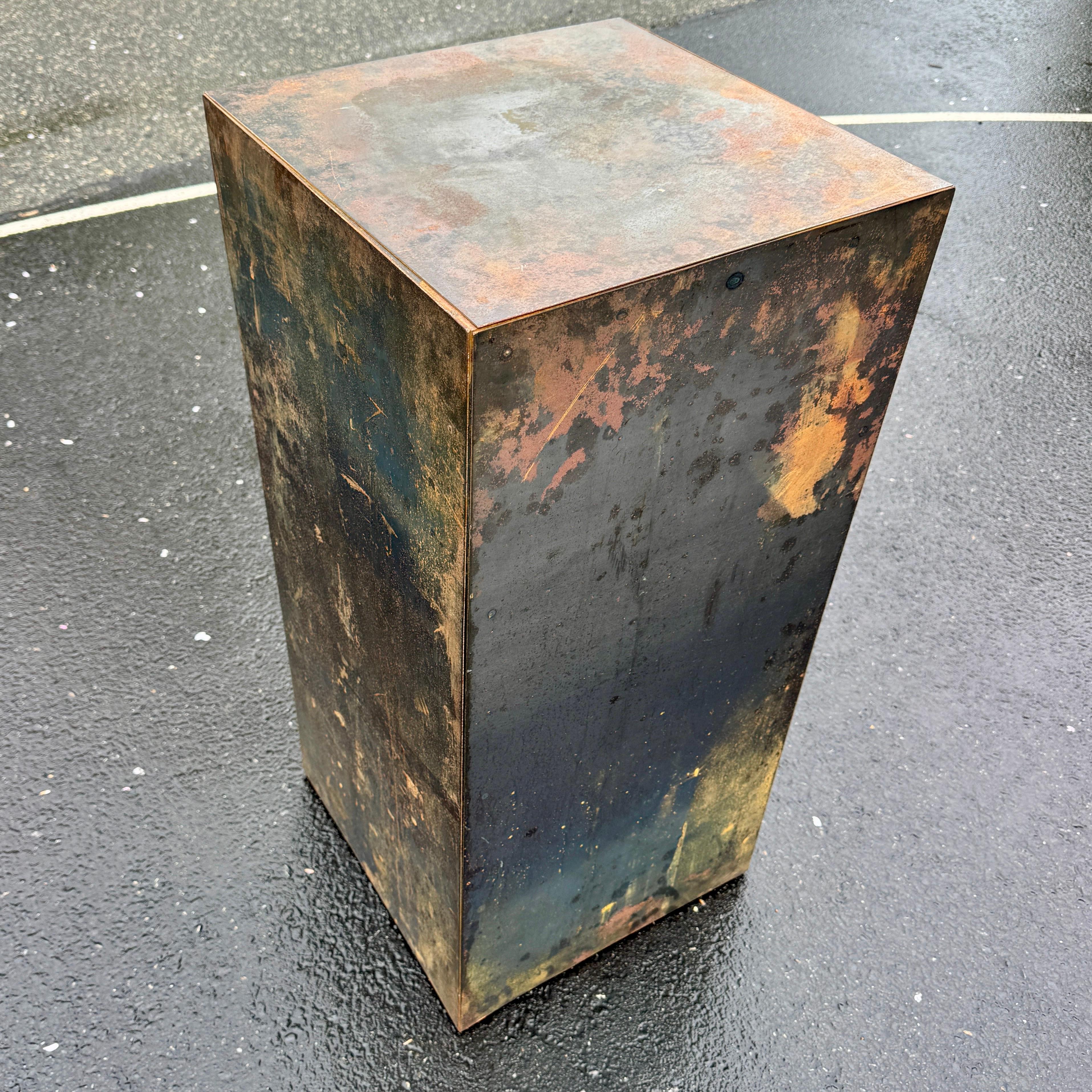 The Modernity Set of Three Metal Pedestals Planters (ensemble de trois jardinières à piédestal en métal) en vente 8