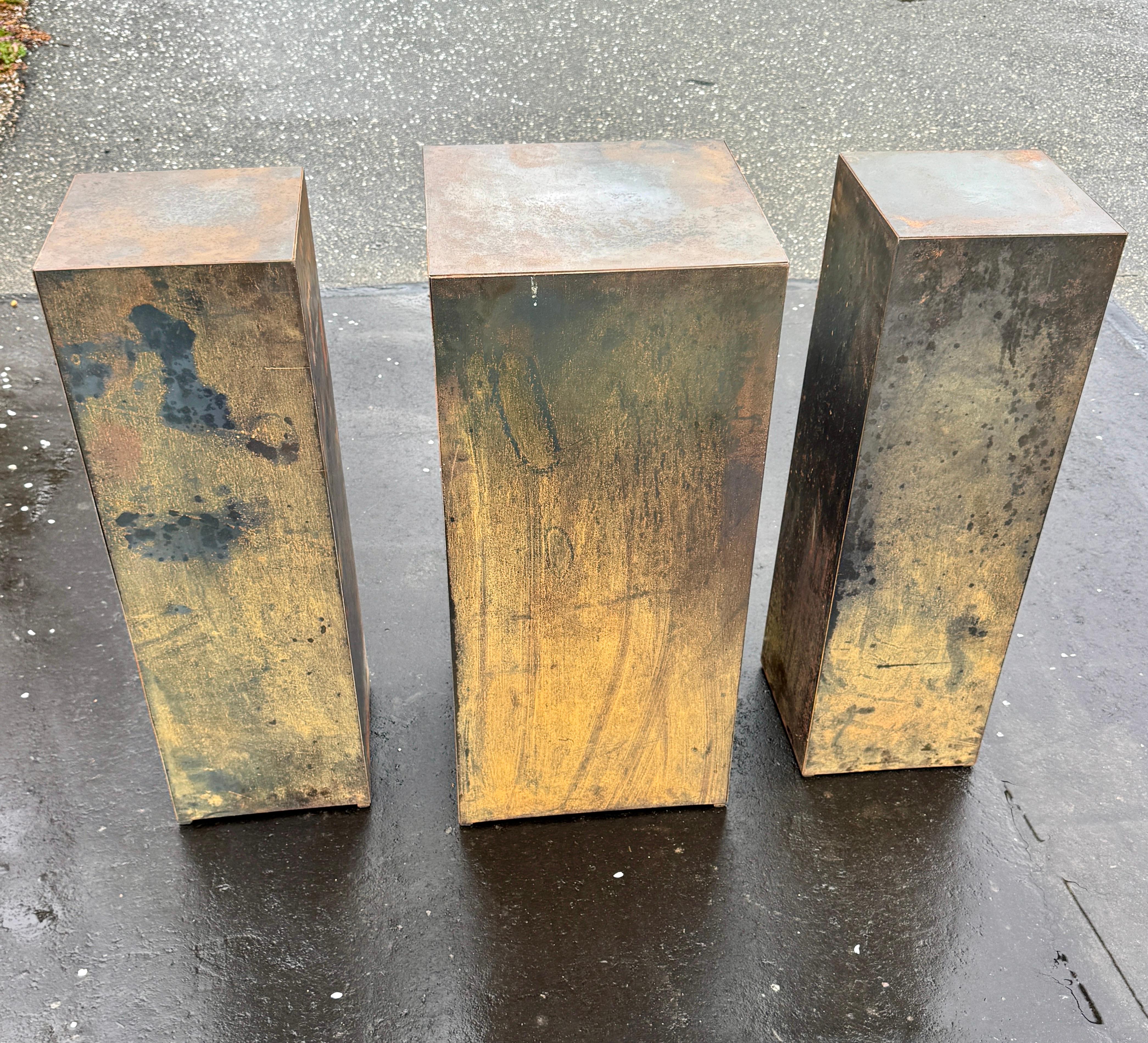 The Modernity Set of Three Metal Pedestals Planters (ensemble de trois jardinières à piédestal en métal) en vente 10