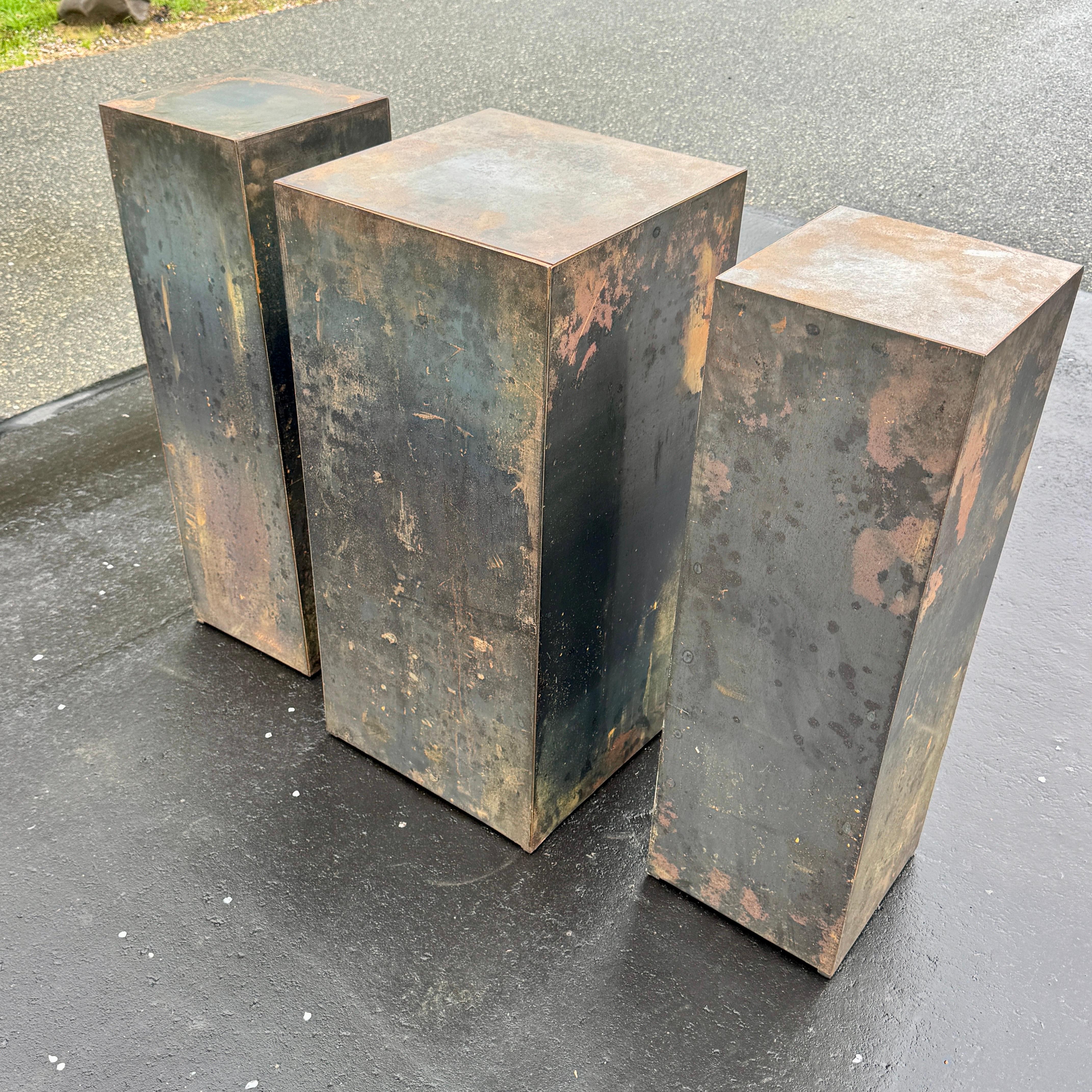 Mid-Century Modern The Modernity Set of Three Metal Pedestals Planters (ensemble de trois jardinières à piédestal en métal) en vente