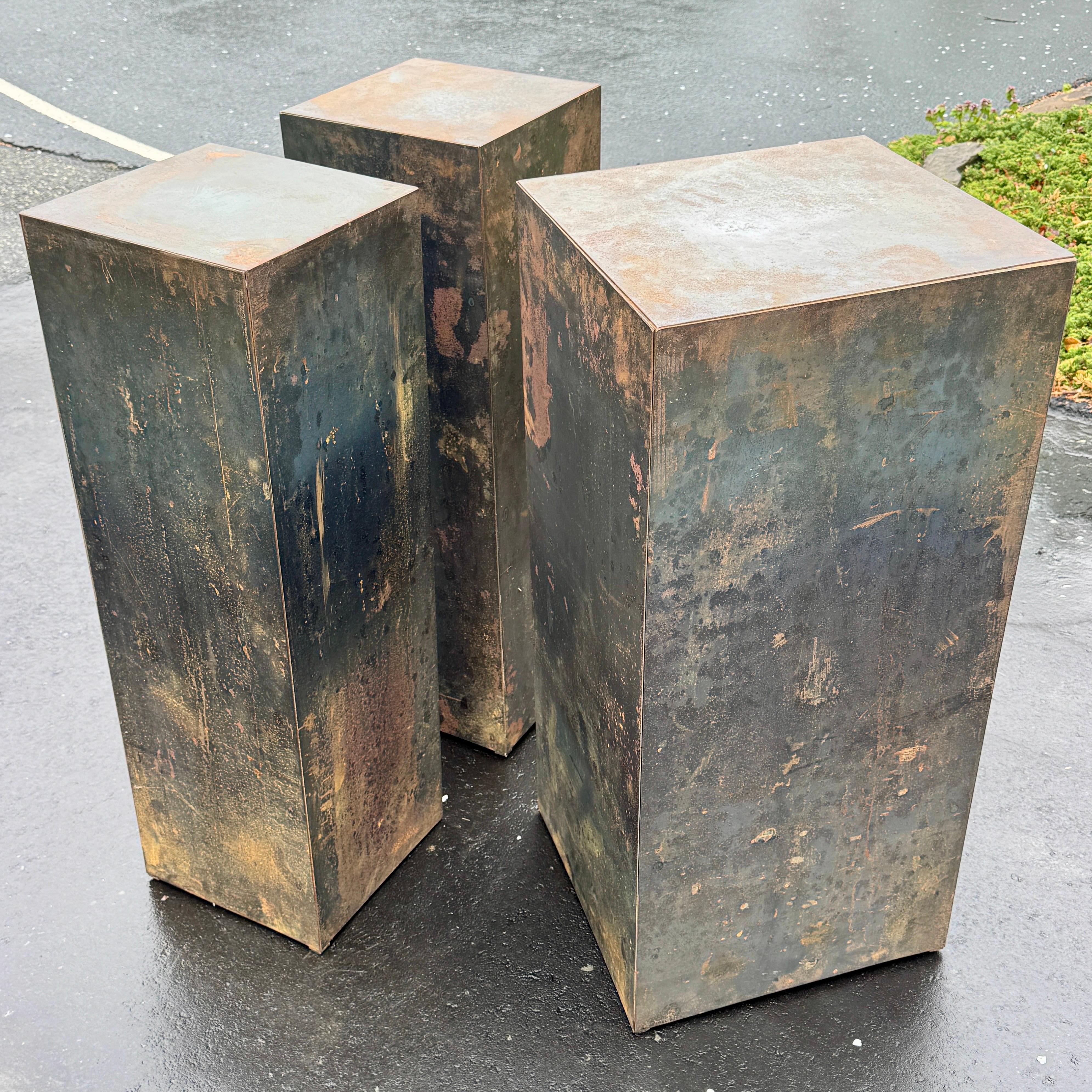 Américain The Modernity Set of Three Metal Pedestals Planters (ensemble de trois jardinières à piédestal en métal) en vente