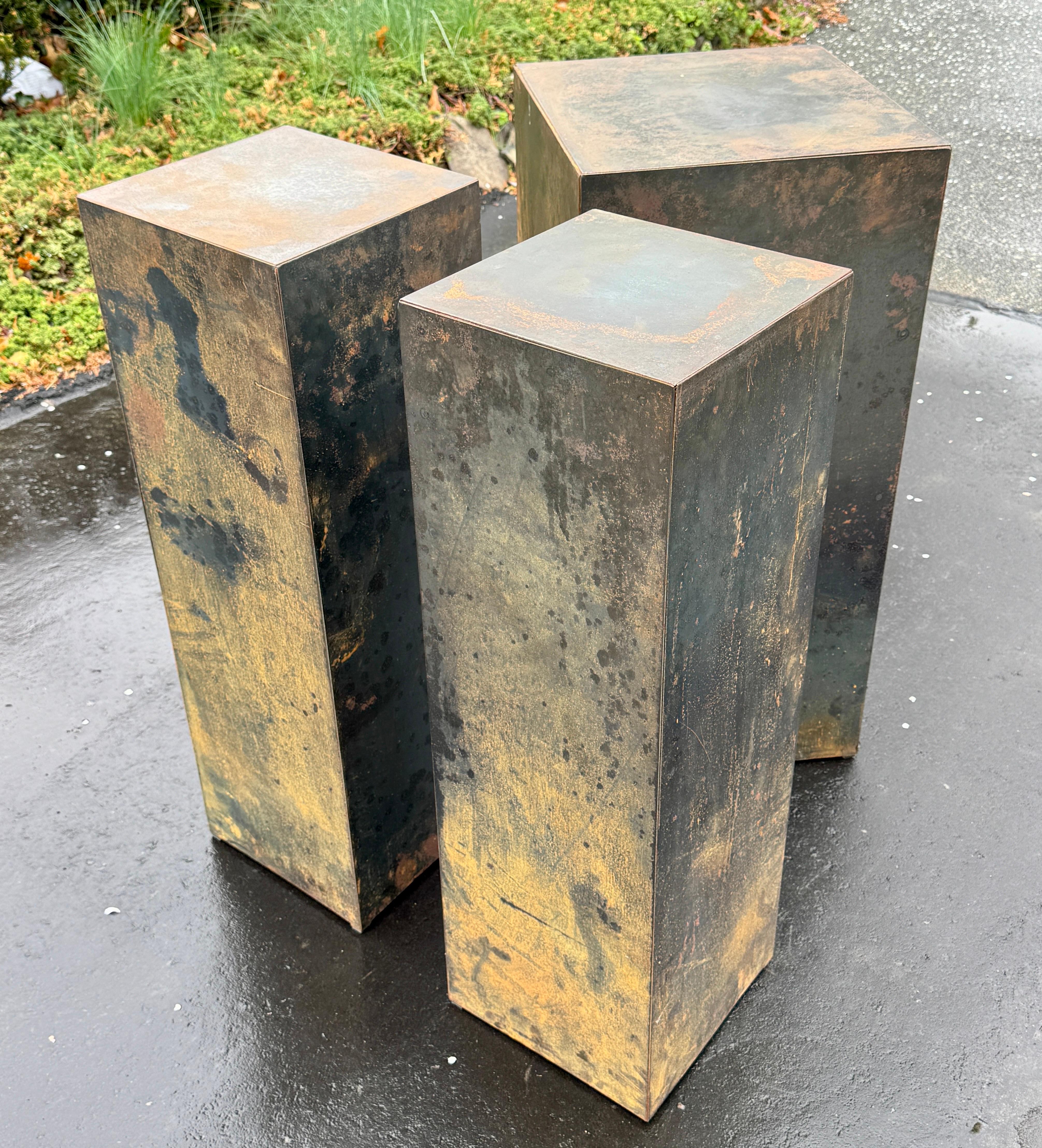 Fait main The Modernity Set of Three Metal Pedestals Planters (ensemble de trois jardinières à piédestal en métal) en vente