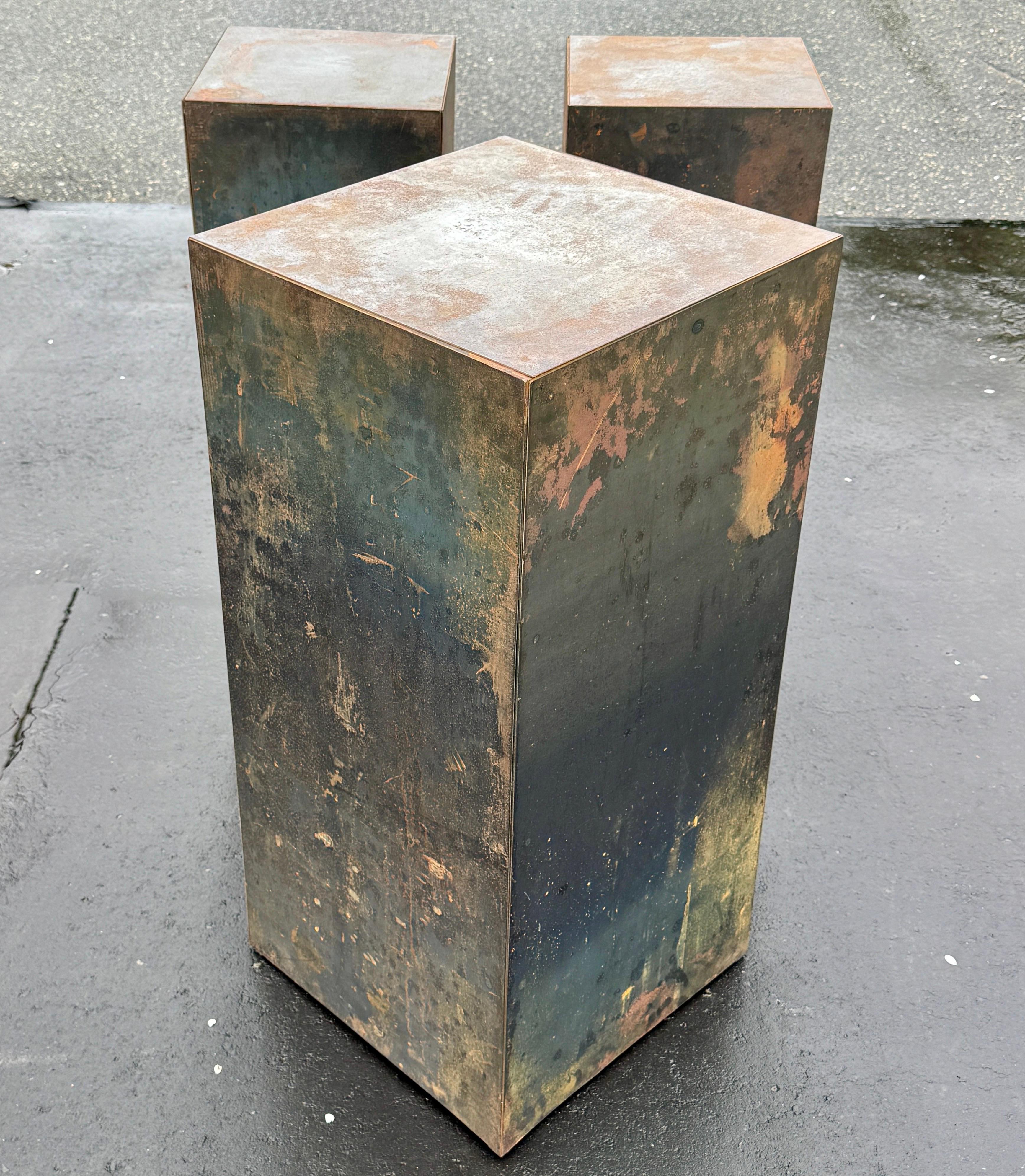 The Modernity Set of Three Metal Pedestals Planters (ensemble de trois jardinières à piédestal en métal) Bon état - En vente à Haddonfield, NJ