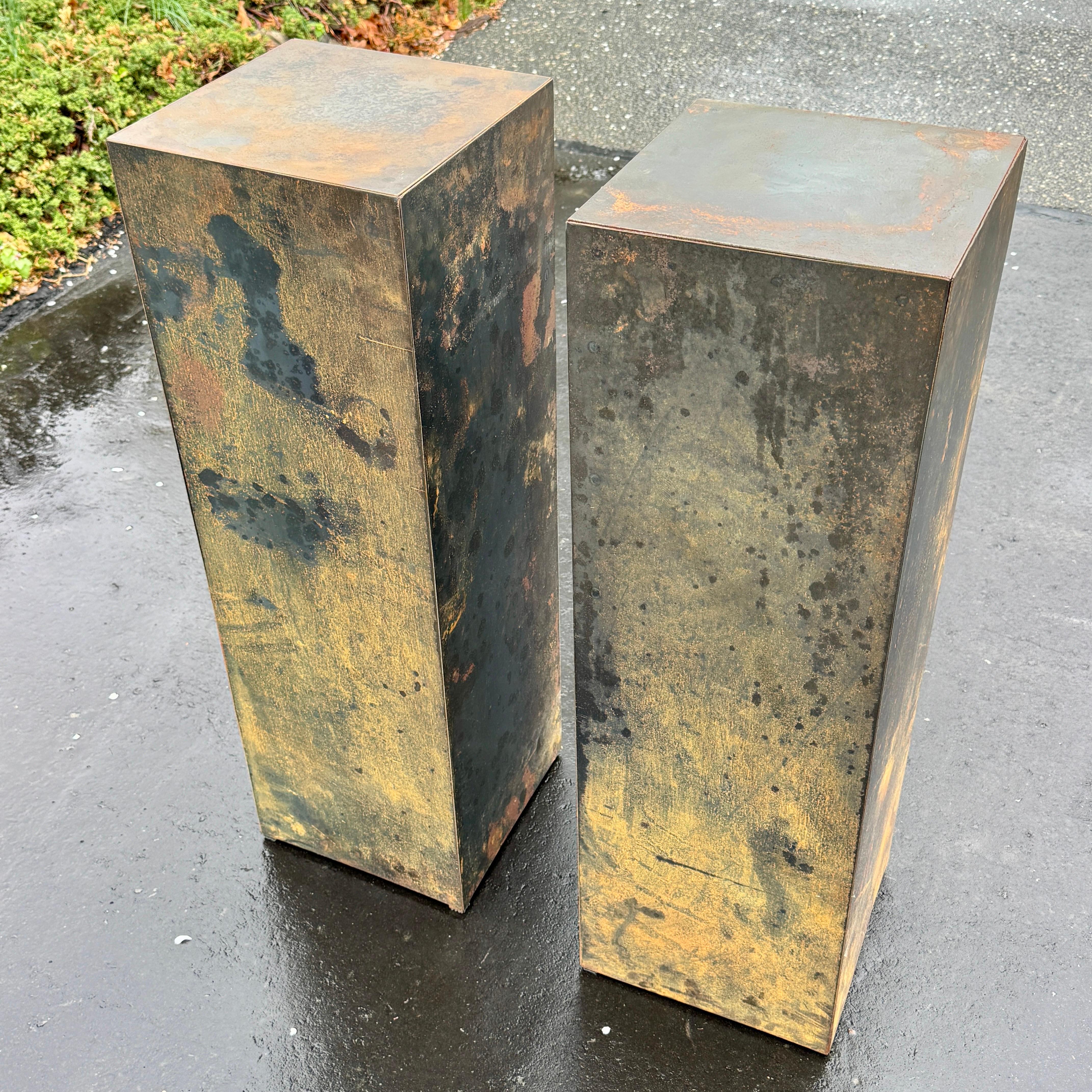 20ième siècle The Modernity Set of Three Metal Pedestals Planters (ensemble de trois jardinières à piédestal en métal) en vente