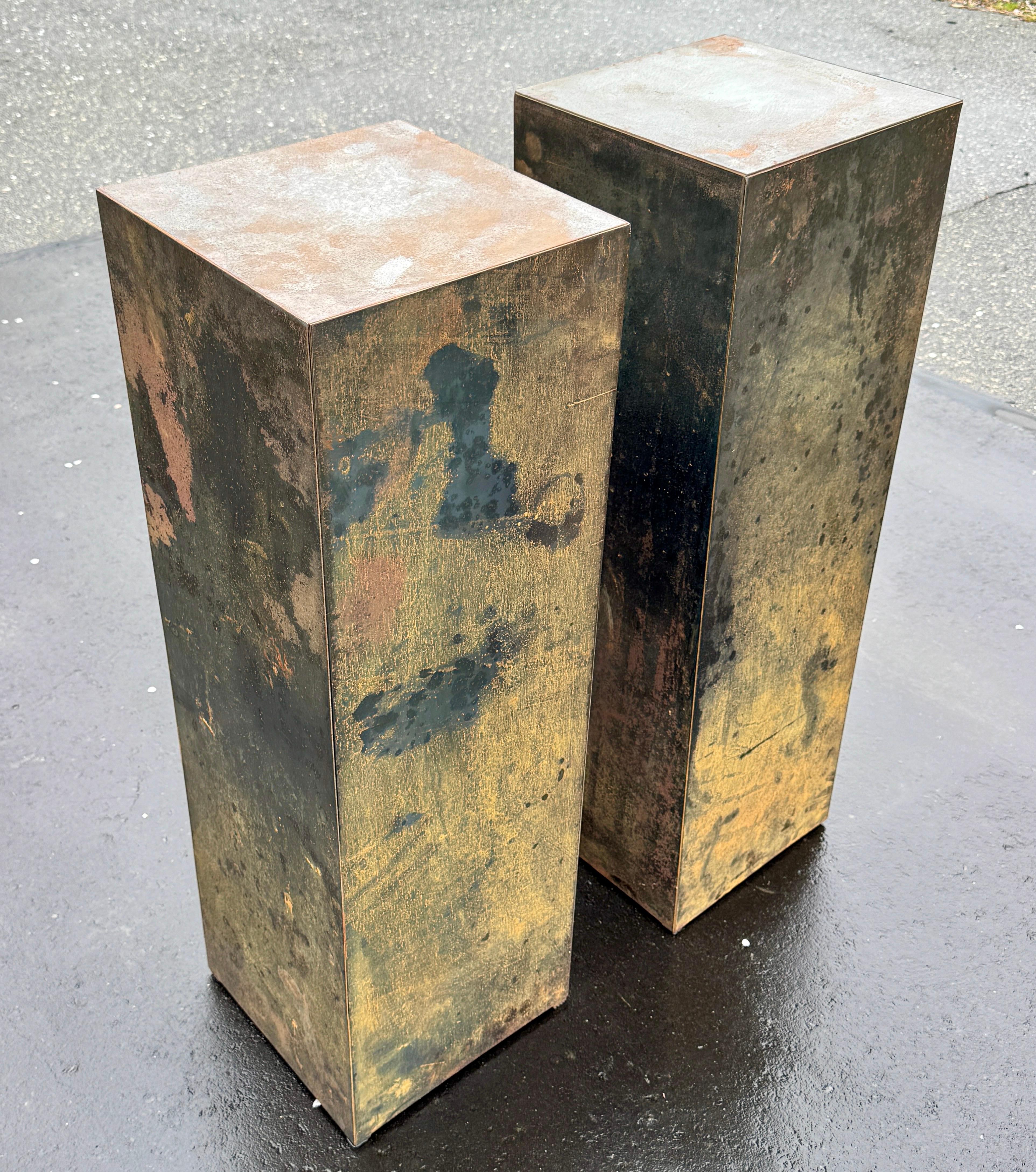 Acier The Modernity Set of Three Metal Pedestals Planters (ensemble de trois jardinières à piédestal en métal) en vente