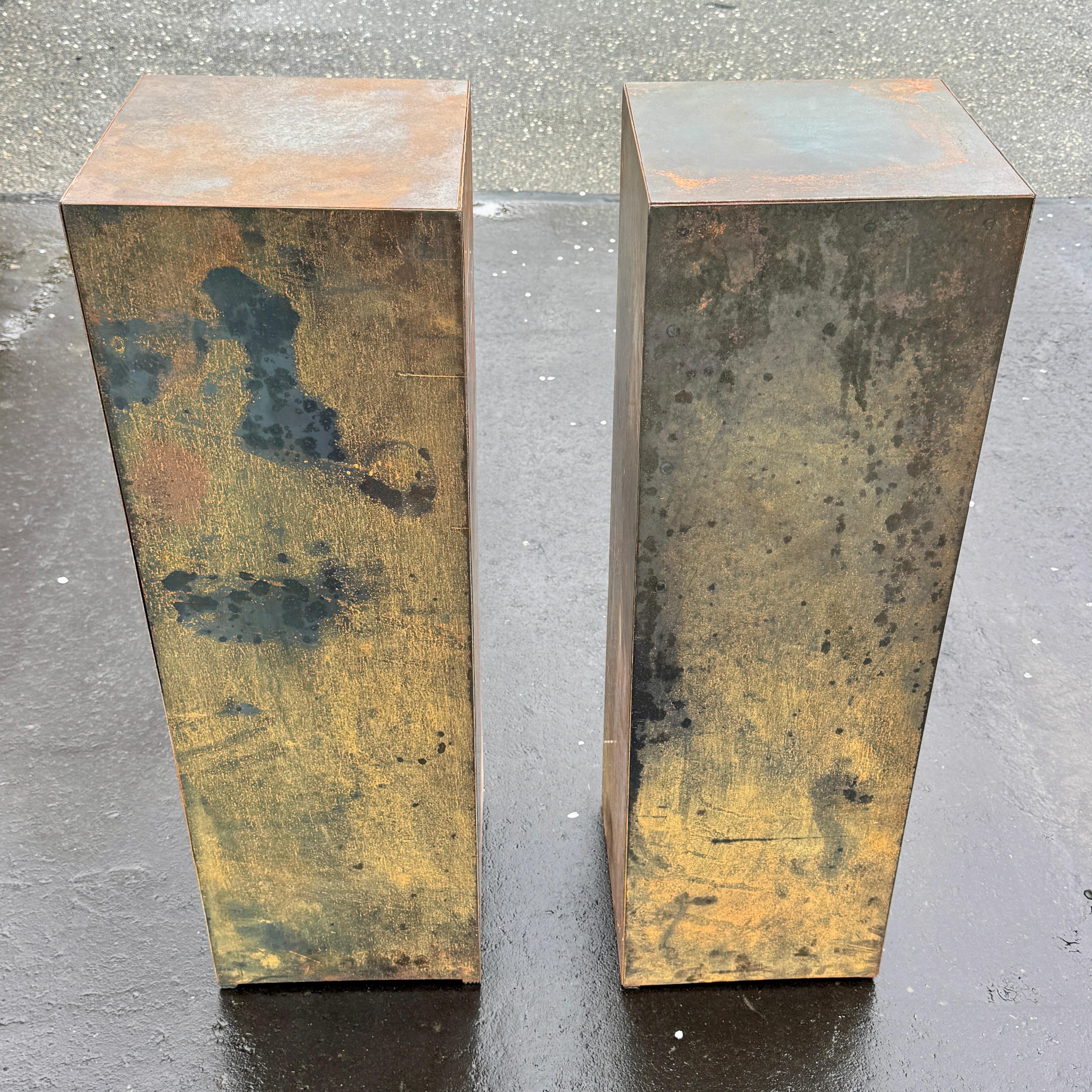 The Modernity Set of Three Metal Pedestals Planters (ensemble de trois jardinières à piédestal en métal) en vente 1