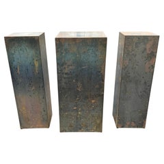 The Modernity Set of Three Metal Pedestals Planters (ensemble de trois jardinières à piédestal en métal)