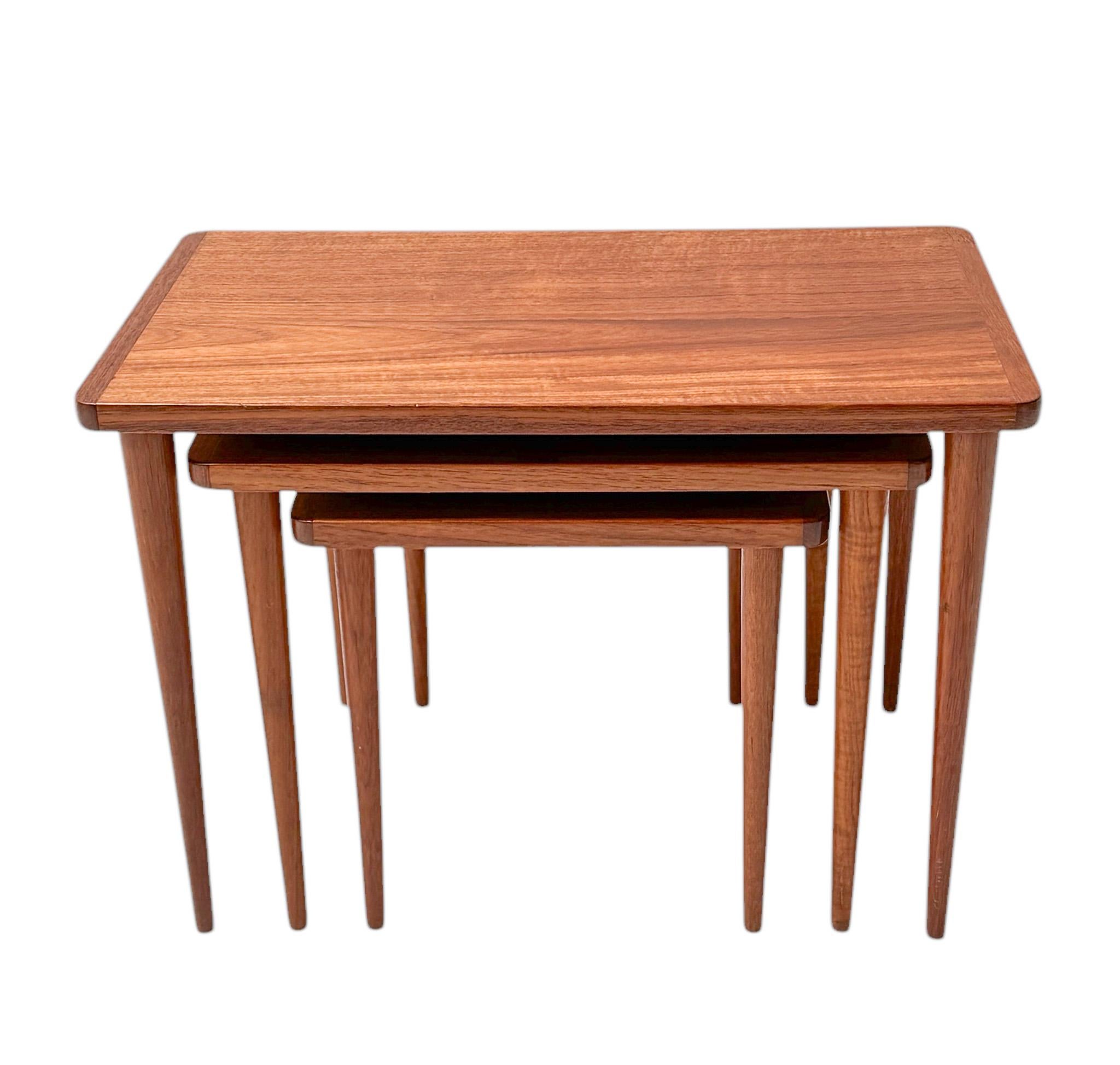 Set aus drei Schachteltischen, Mid-Century Modern, 1960er Jahre (Moderne der Mitte des Jahrhunderts) im Angebot