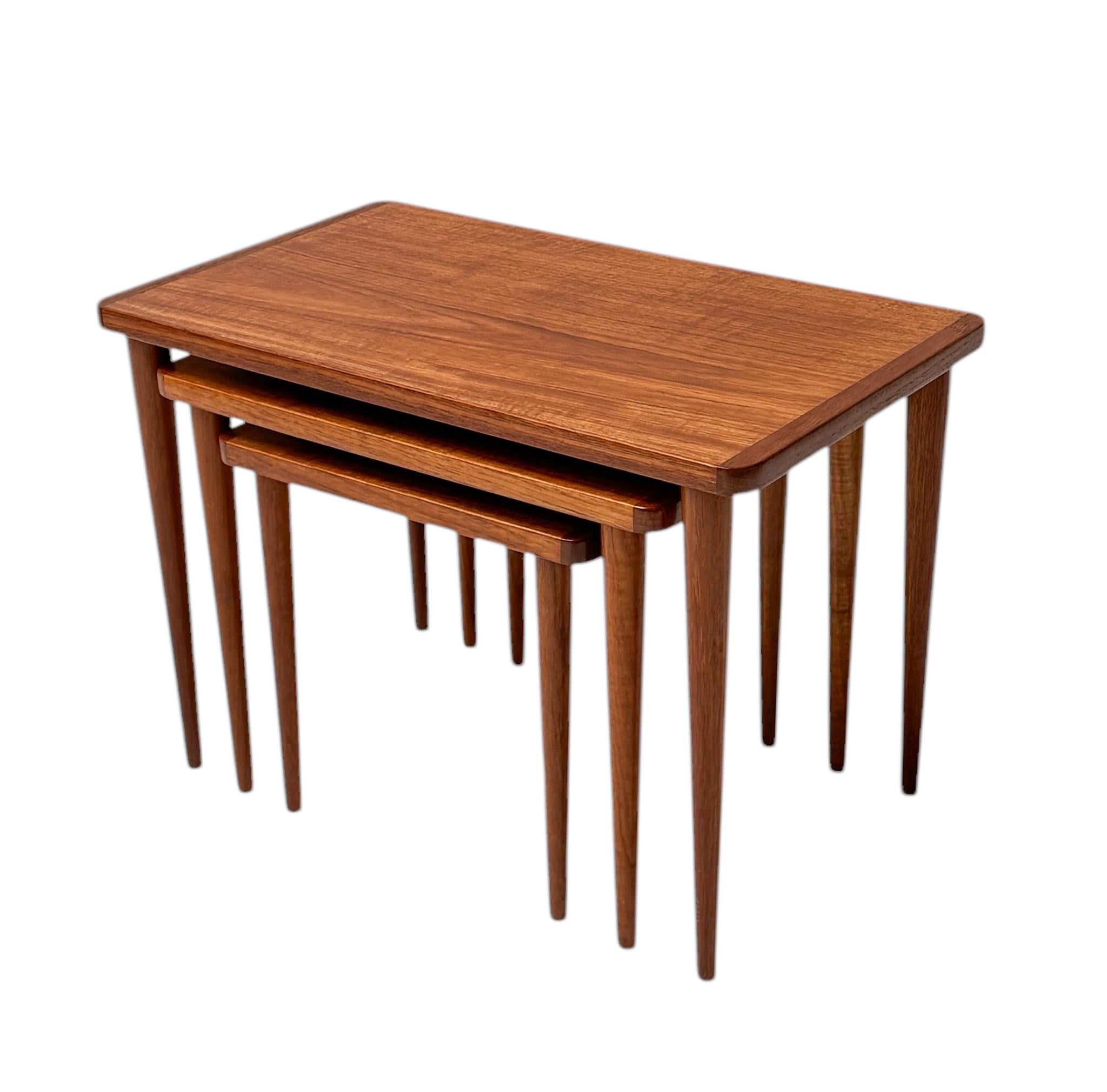 Set aus drei Schachteltischen, Mid-Century Modern, 1960er Jahre im Zustand „Gut“ im Angebot in Amsterdam, NL