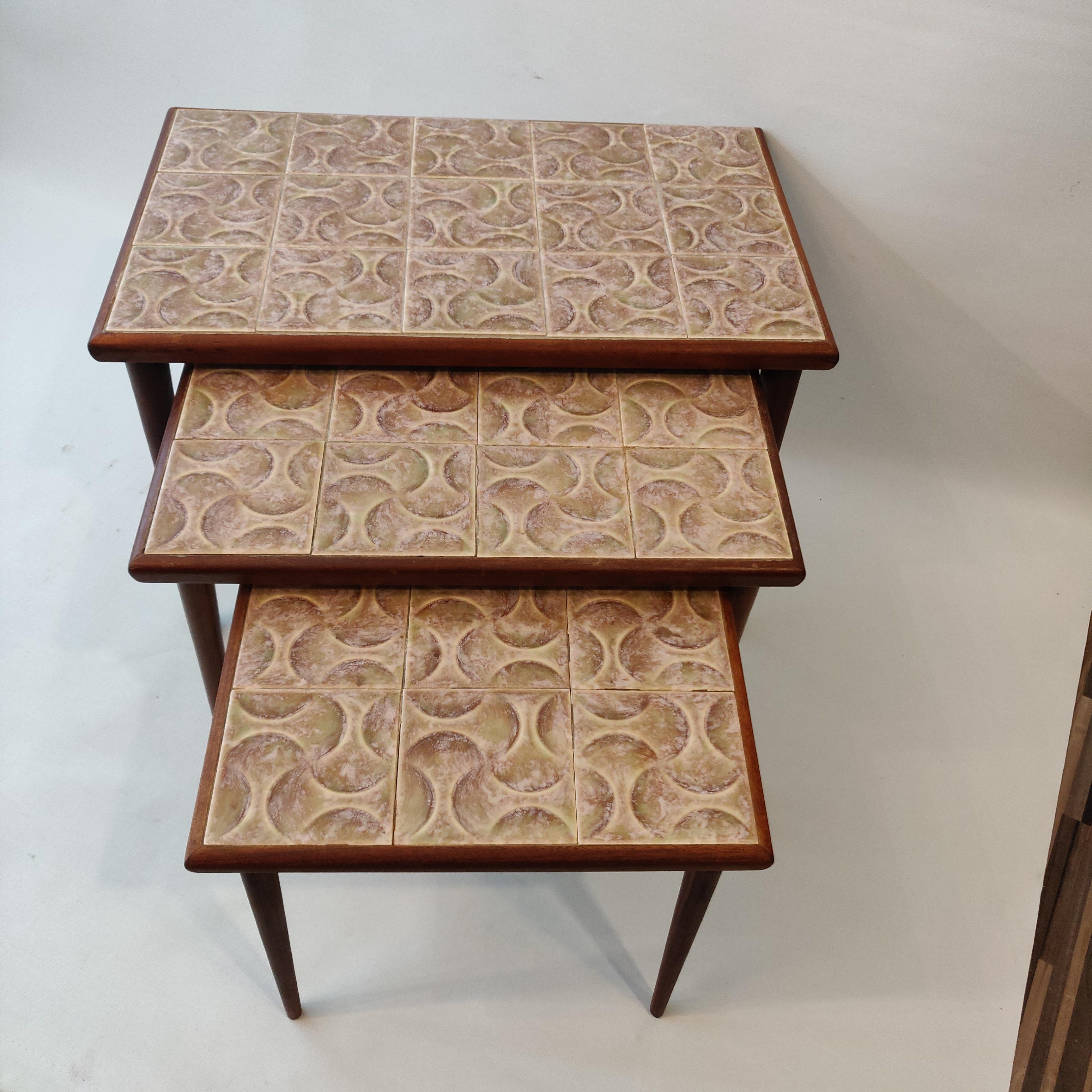 Set von drei Teakholz- und Keramikfliesen-Tischen, Mid-Century Modern, 1960er Jahre (Moderne der Mitte des Jahrhunderts) im Angebot