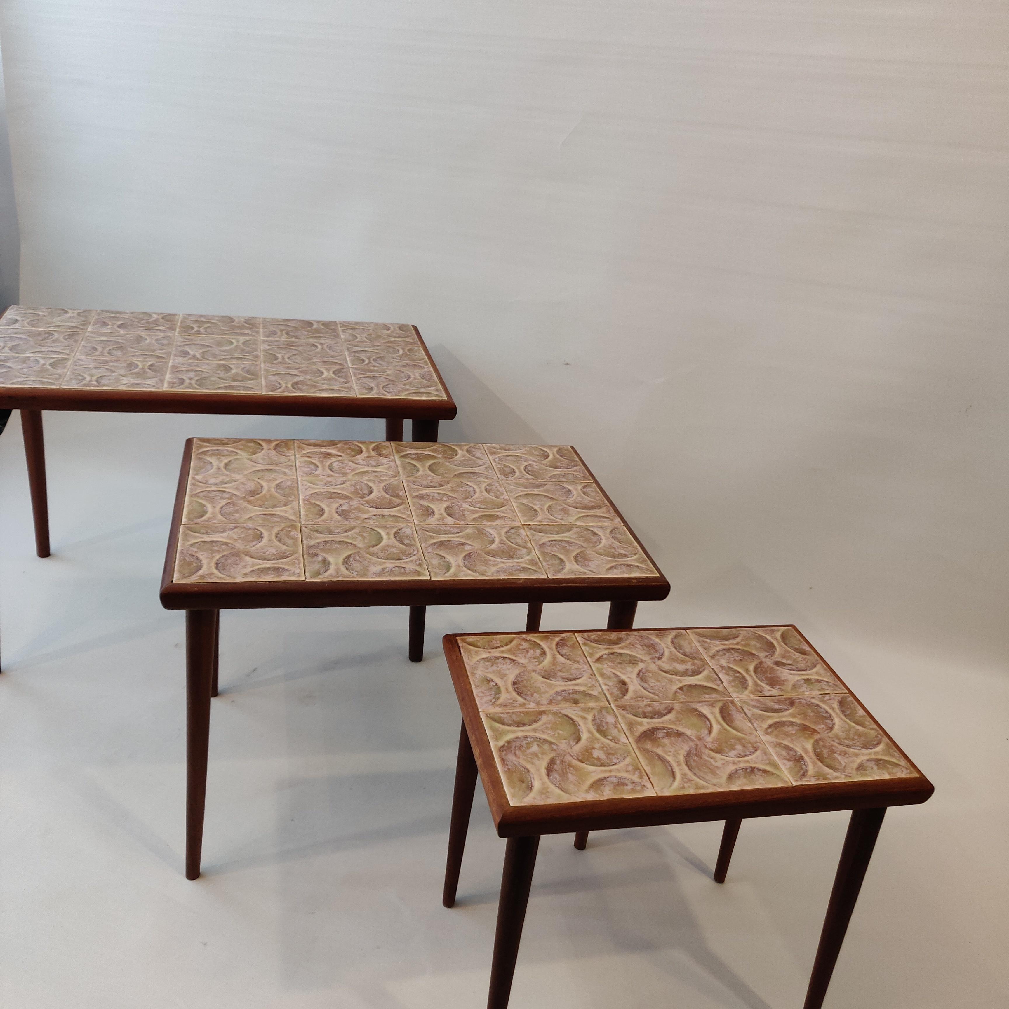 Set von drei Teakholz- und Keramikfliesen-Tischen, Mid-Century Modern, 1960er Jahre (Europäisch) im Angebot