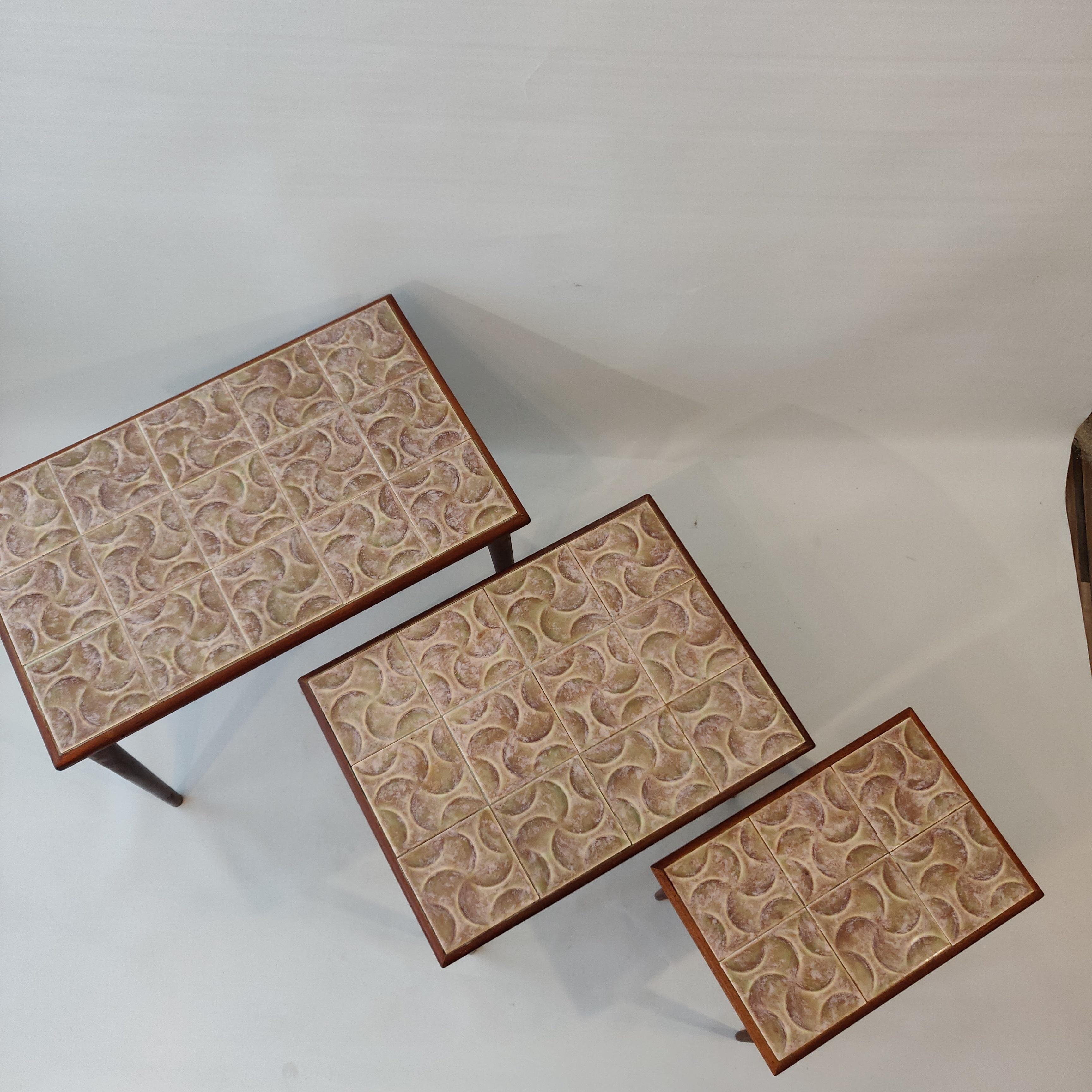 Set von drei Teakholz- und Keramikfliesen-Tischen, Mid-Century Modern, 1960er Jahre im Zustand „Gut“ im Angebot in MIJDRECHT, NL
