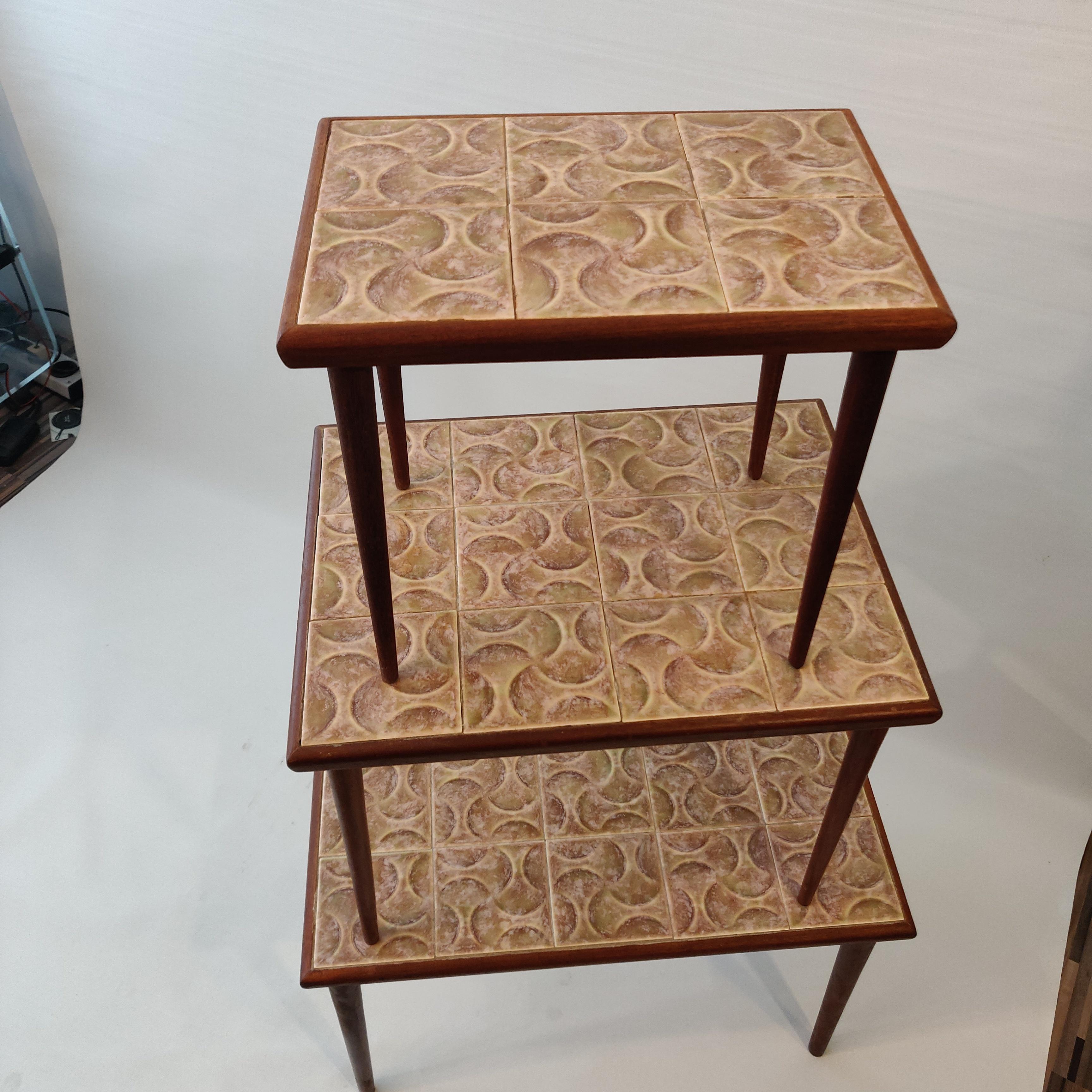 Set von drei Teakholz- und Keramikfliesen-Tischen, Mid-Century Modern, 1960er Jahre (Mitte des 20. Jahrhunderts) im Angebot
