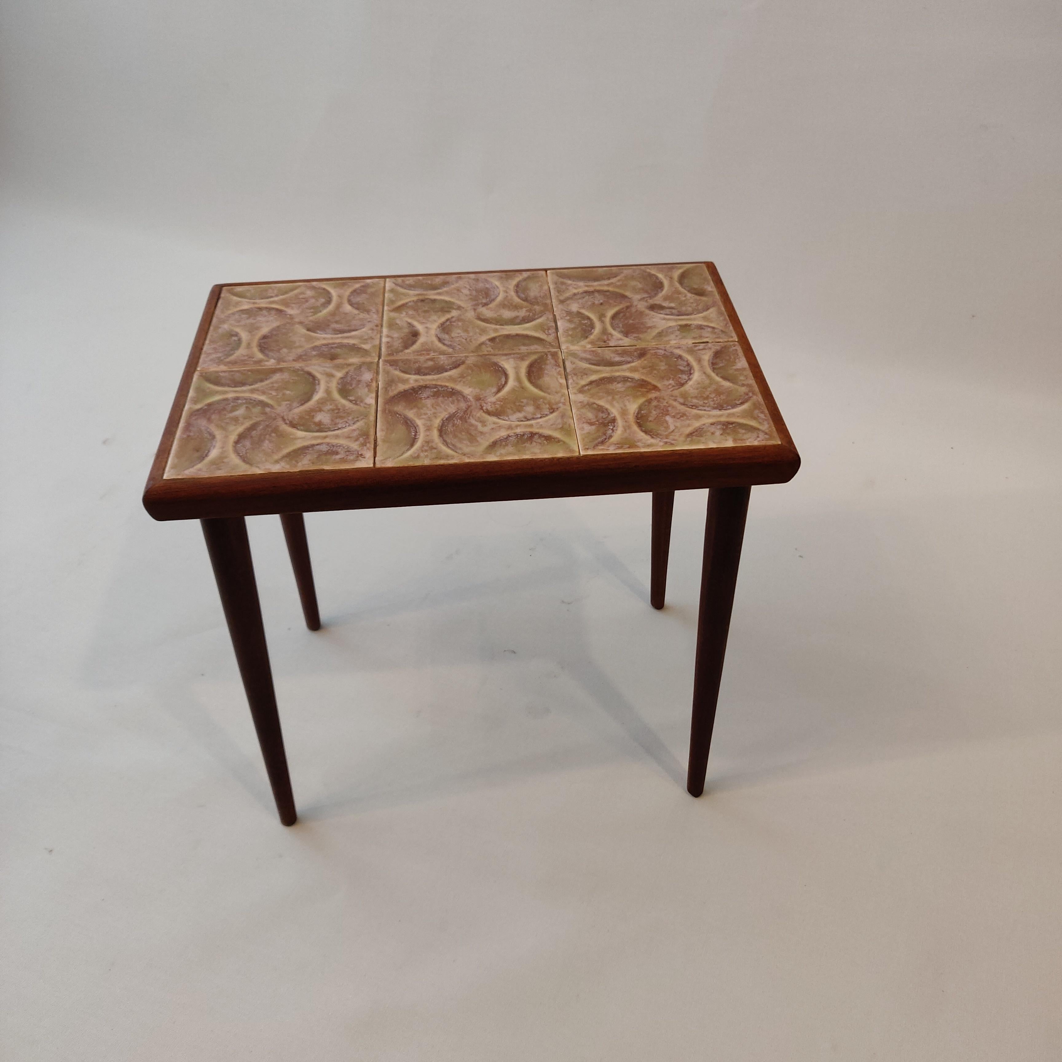 Set von drei Teakholz- und Keramikfliesen-Tischen, Mid-Century Modern, 1960er Jahre im Angebot 1