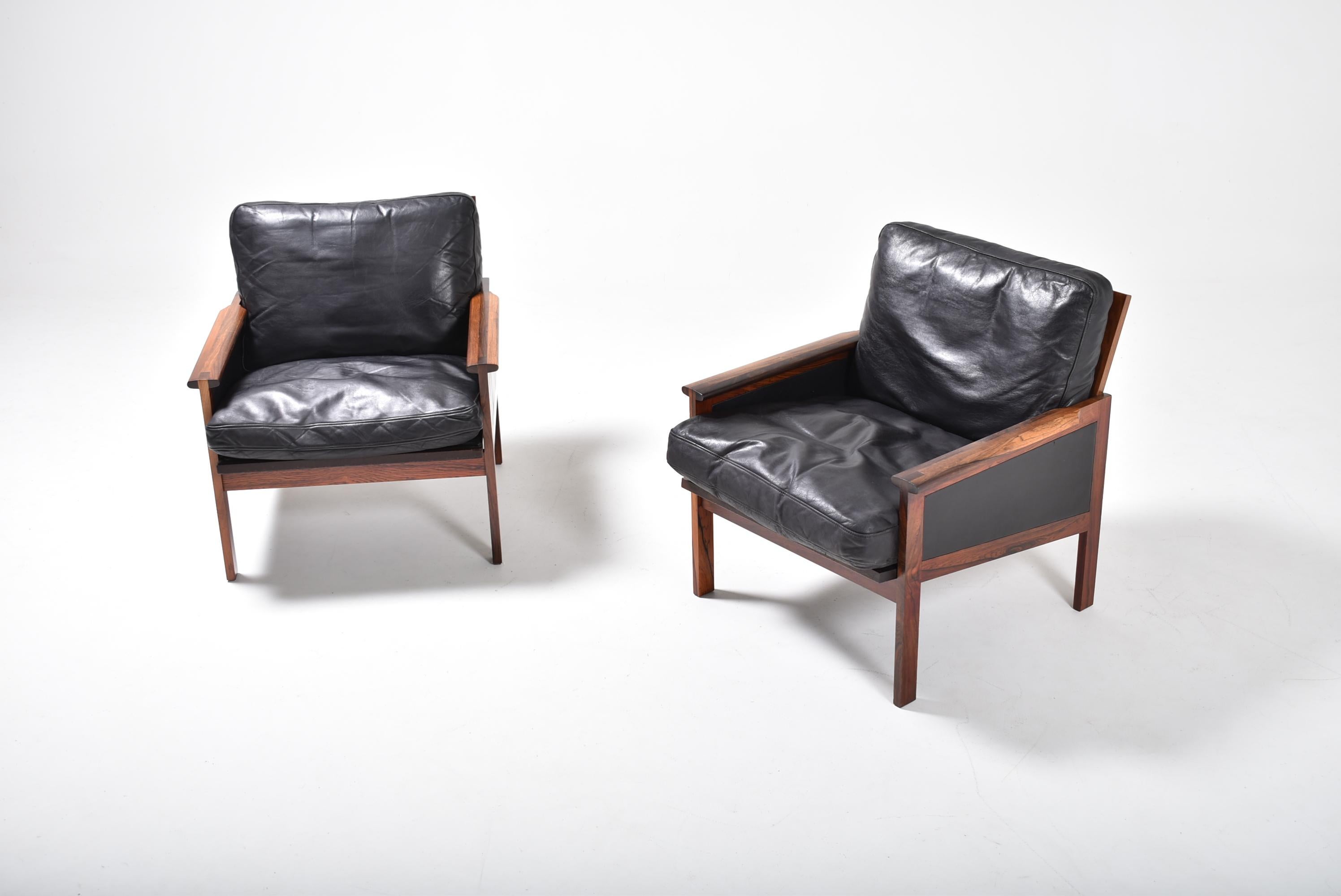 A matching pair of midcentury Danish rosewood armchairs in original leather upholstery.
These ‘Capella’ chairs were designed by Illum Wikkelso for N. Eilersen in Denmark during the early 1960s.
Superb wooden frames with beautiful craftsman joints