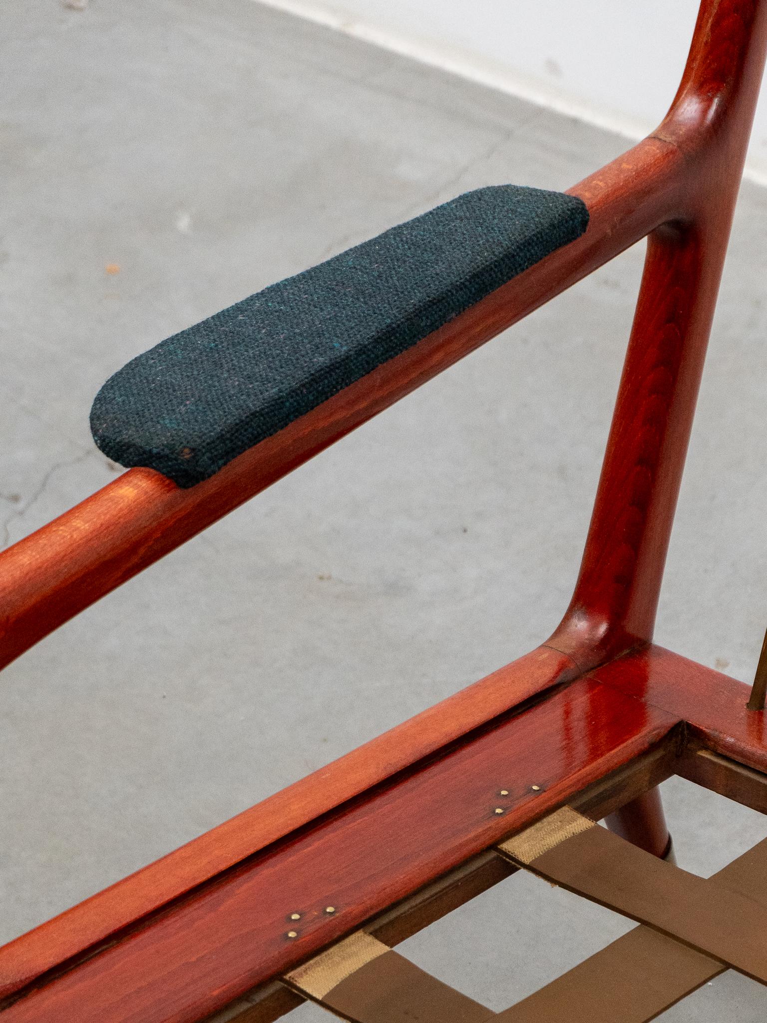 Ensemble de deux chaises longues en noyer et laiton, The MODERNITY, Danemark, années 1960 en vente 6