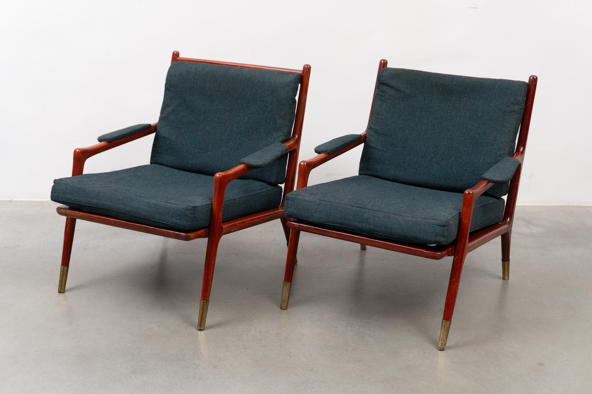 Danois Ensemble de deux chaises longues en noyer et laiton, The MODERNITY, Danemark, années 1960 en vente