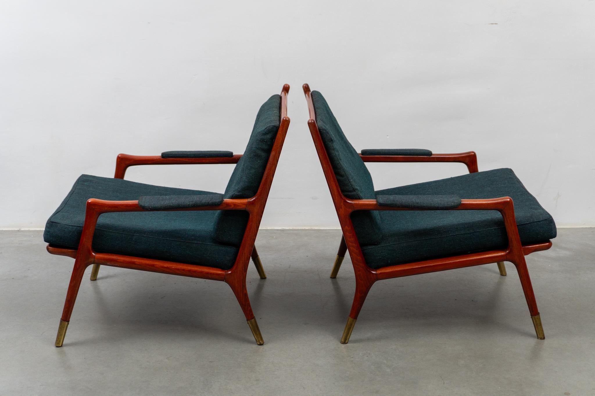 Fait main Ensemble de deux chaises longues en noyer et laiton, The MODERNITY, Danemark, années 1960 en vente