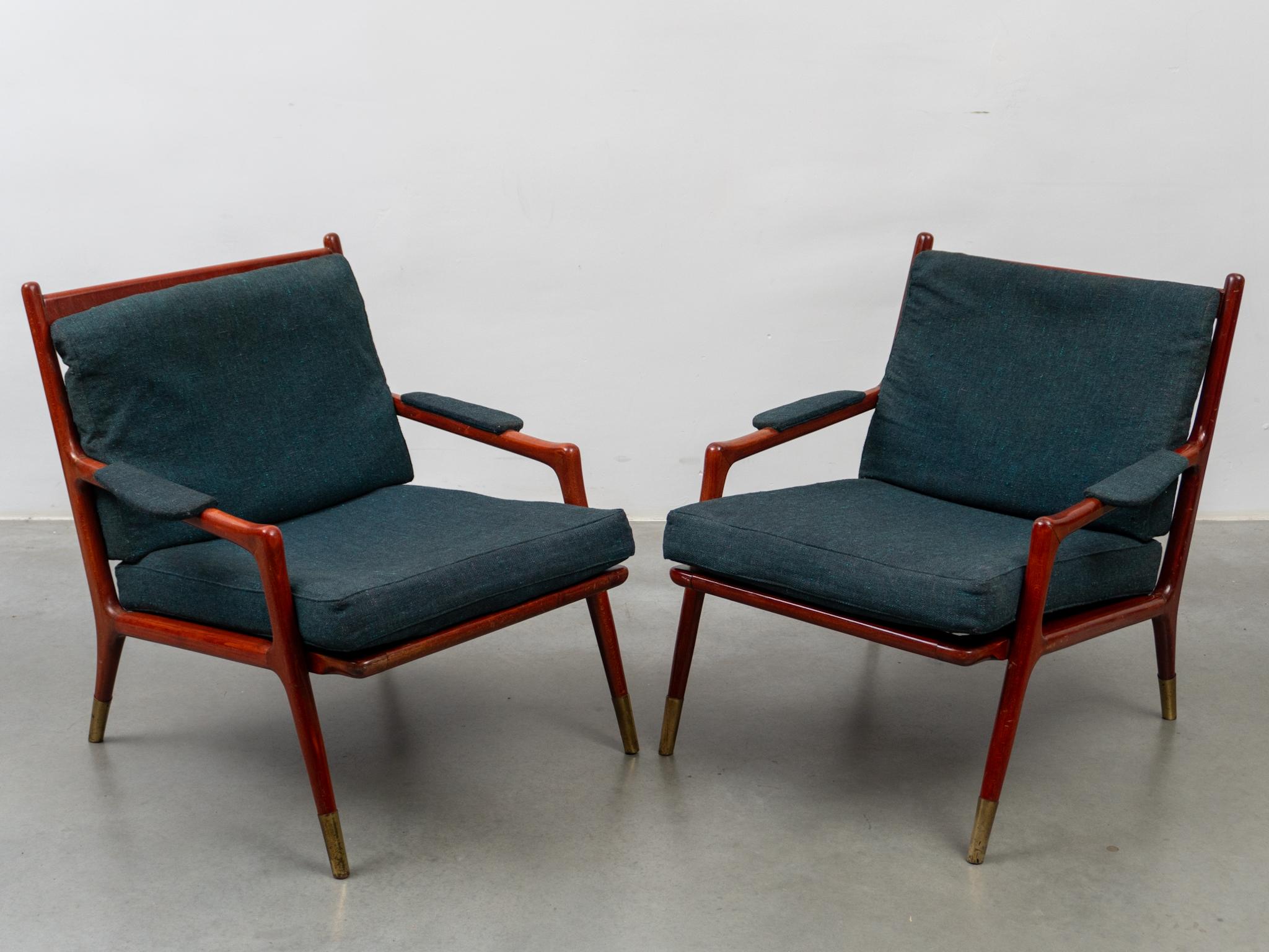Milieu du XXe siècle Ensemble de deux chaises longues en noyer et laiton, The MODERNITY, Danemark, années 1960 en vente