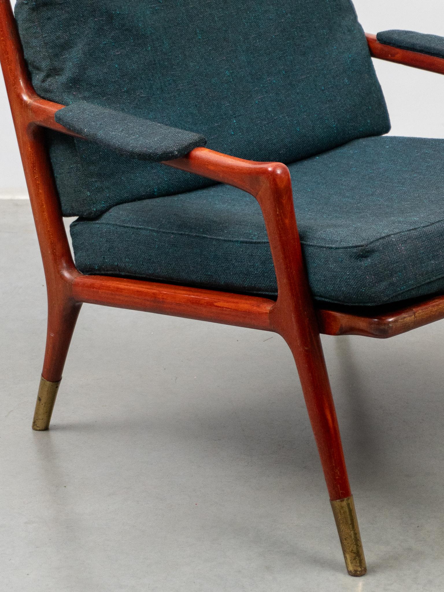 Tissu d'ameublement Ensemble de deux chaises longues en noyer et laiton, The MODERNITY, Danemark, années 1960 en vente