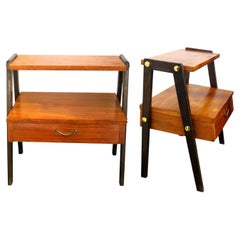 The Moderns Modern Set of Two Scandinavian Teak Bedside Tables (Ensemble de deux tables de chevet scandinaves en teck)