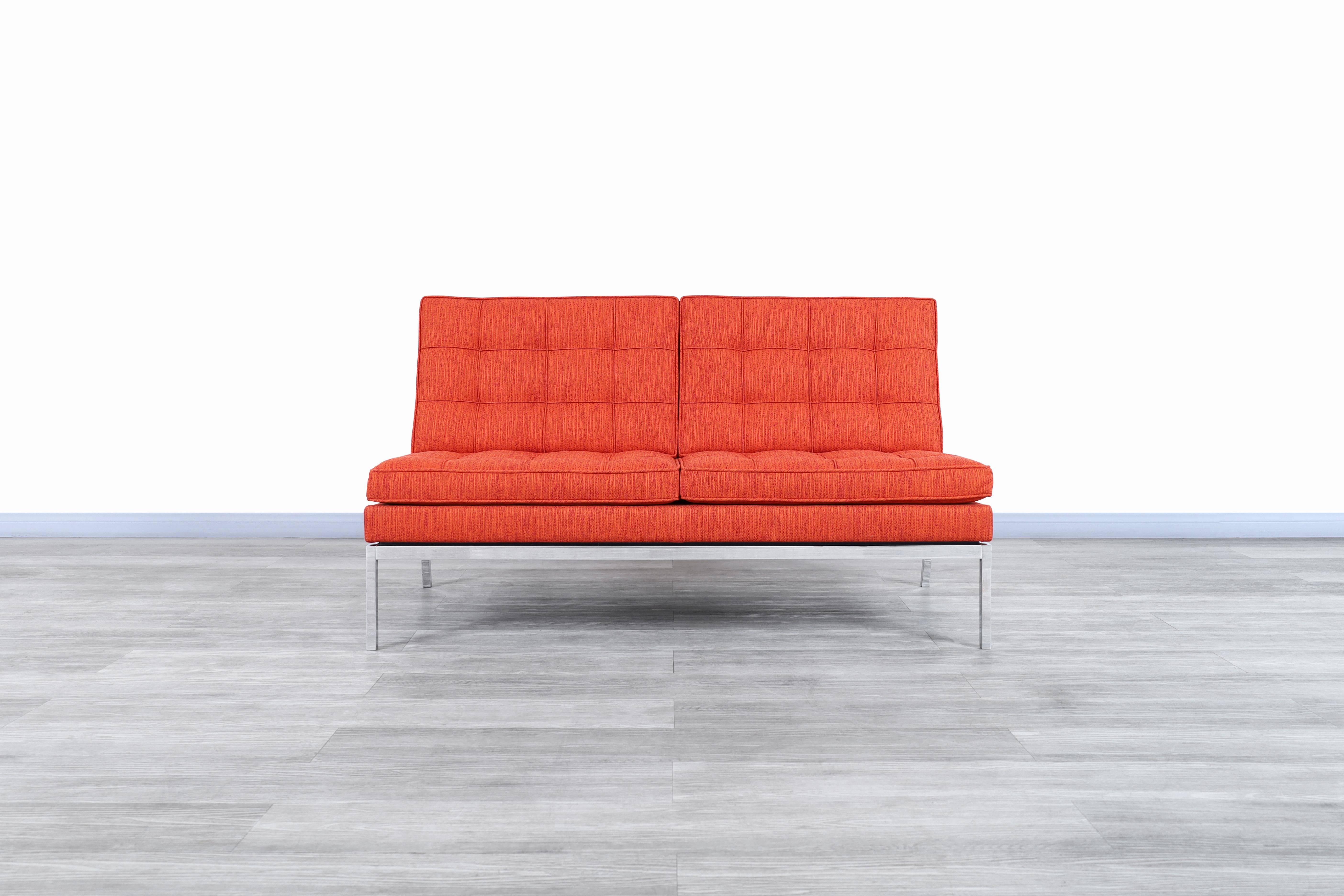 Wunderschönes Sofa aus der Jahrhundertmitte, entworfen von Florence Knoll für Knoll Associates, Inc. in den Vereinigten Staaten, ca. 1960er Jahre. Dieses Sofa zeichnet sich durch ein klares Design an den Rändern und einen eleganten Farbkontrast im