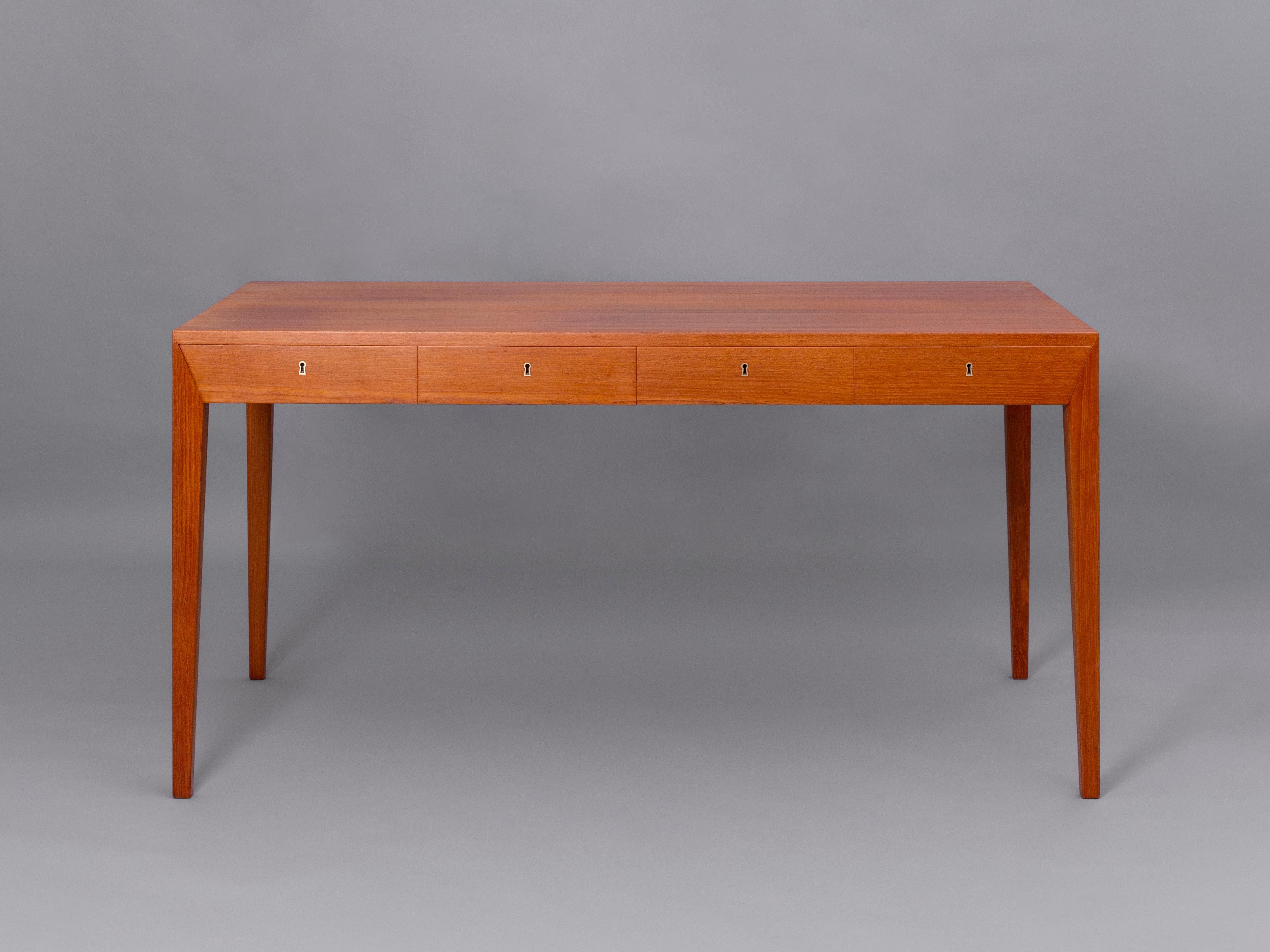 Desk designed by Severin Hansen in Teak wood for Haslev Møbelsnedkeri. Denmark, 1958

Simple and refined lines, featuring four frontal drawers with the desinger’s signature diagonal wood ensamble, the drawers are both a functional and a decorative