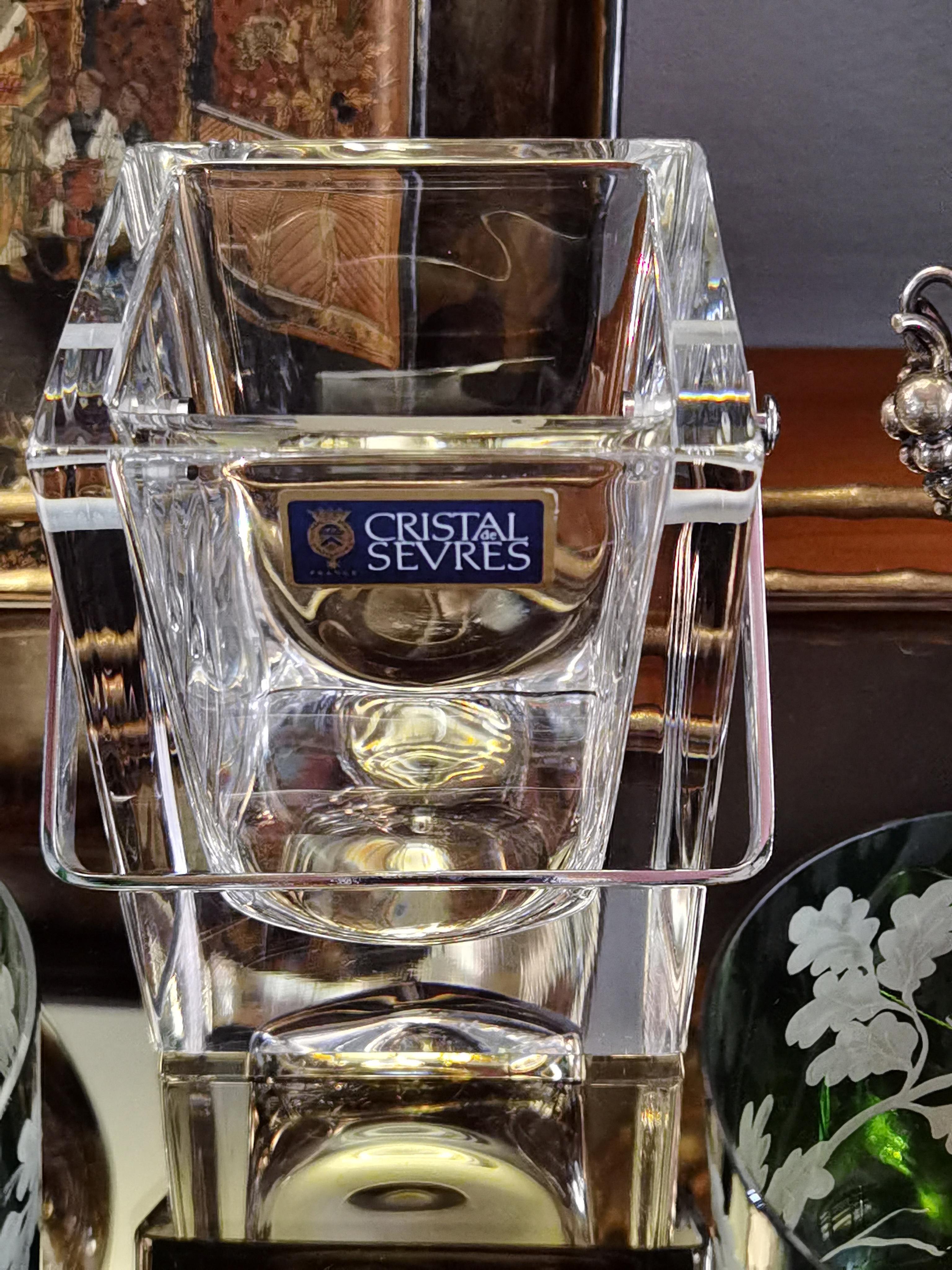 French mid-20th century modern small crystal ice cube bucket in clear crystal. Handle silver plated
stamped in the bottom Sèvres France. Like new.