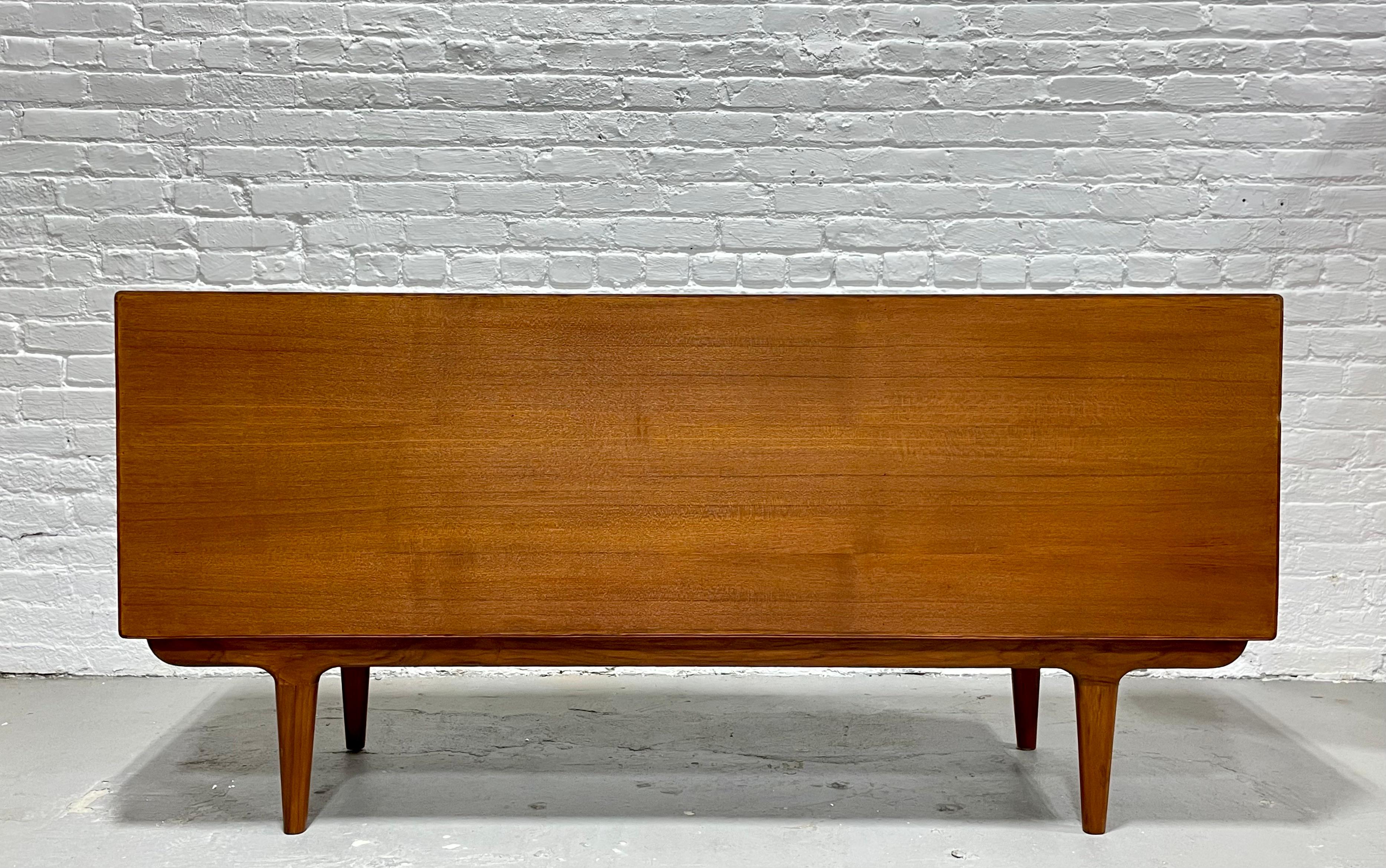 Mid-Century Modern Shades of Blue Credenza / Sideboard / Media Stand For Sale 8