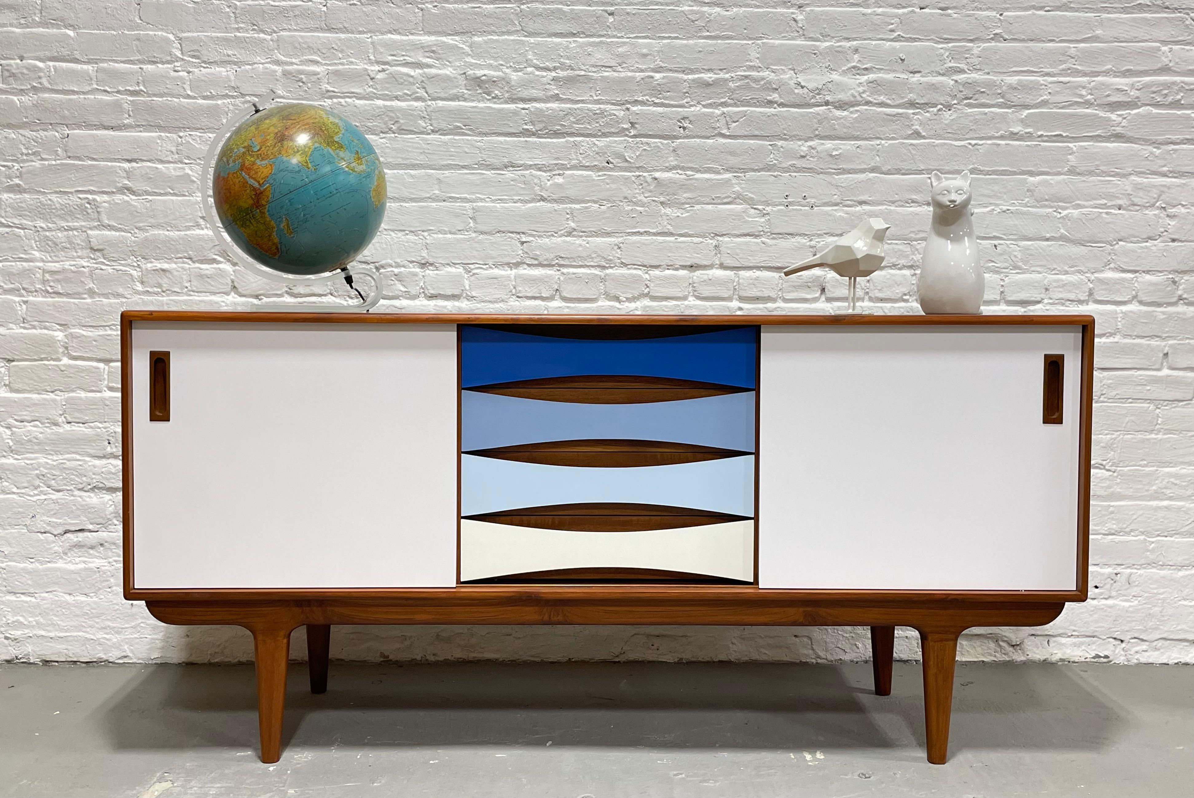 Mid-Century Modern Shades of Blue Credenza / Sideboard / Media Stand In New Condition For Sale In Weehawken, NJ